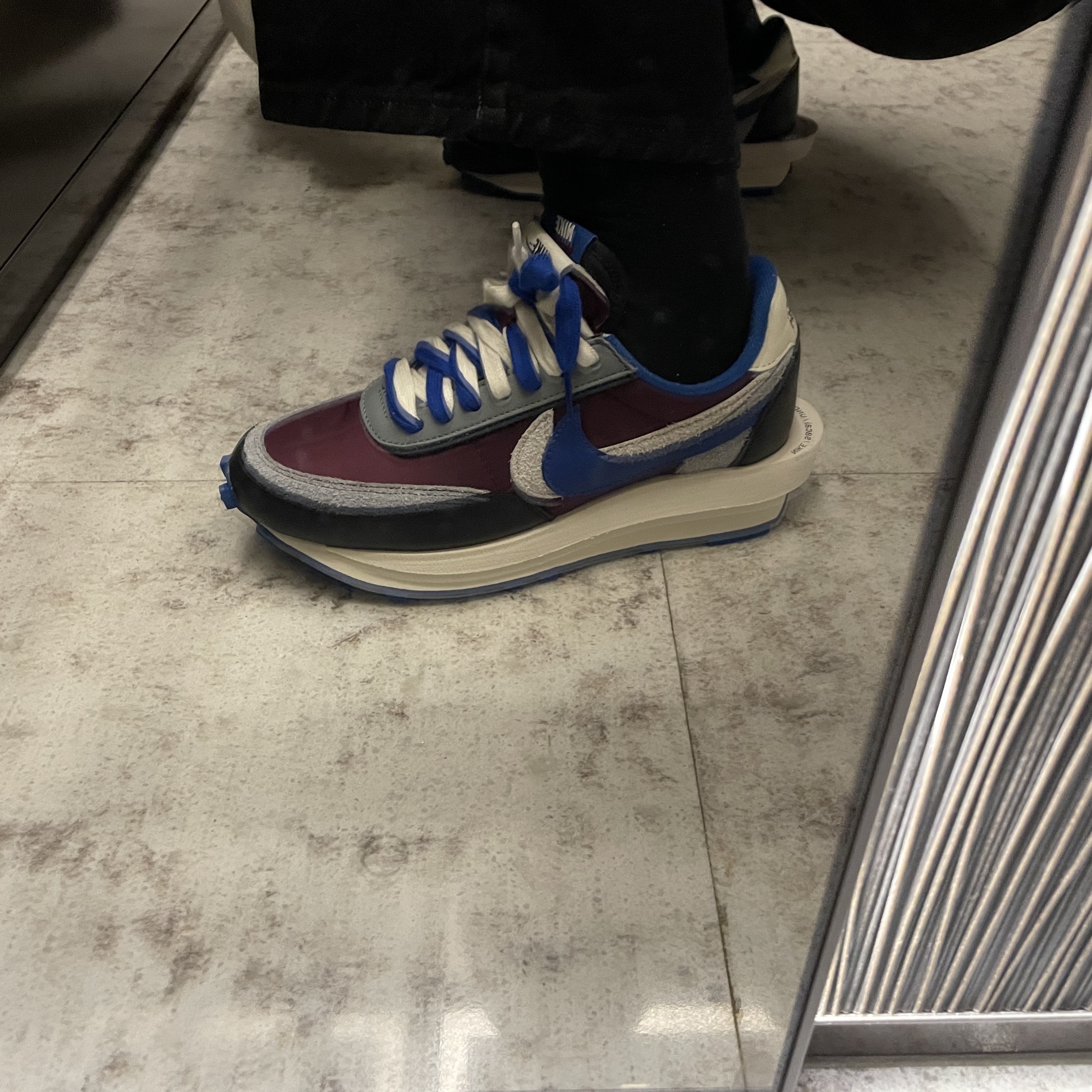 Nike x Sacai x Undercover LDWaffle Night Maroon Team Royal 착용 스타일 - 2