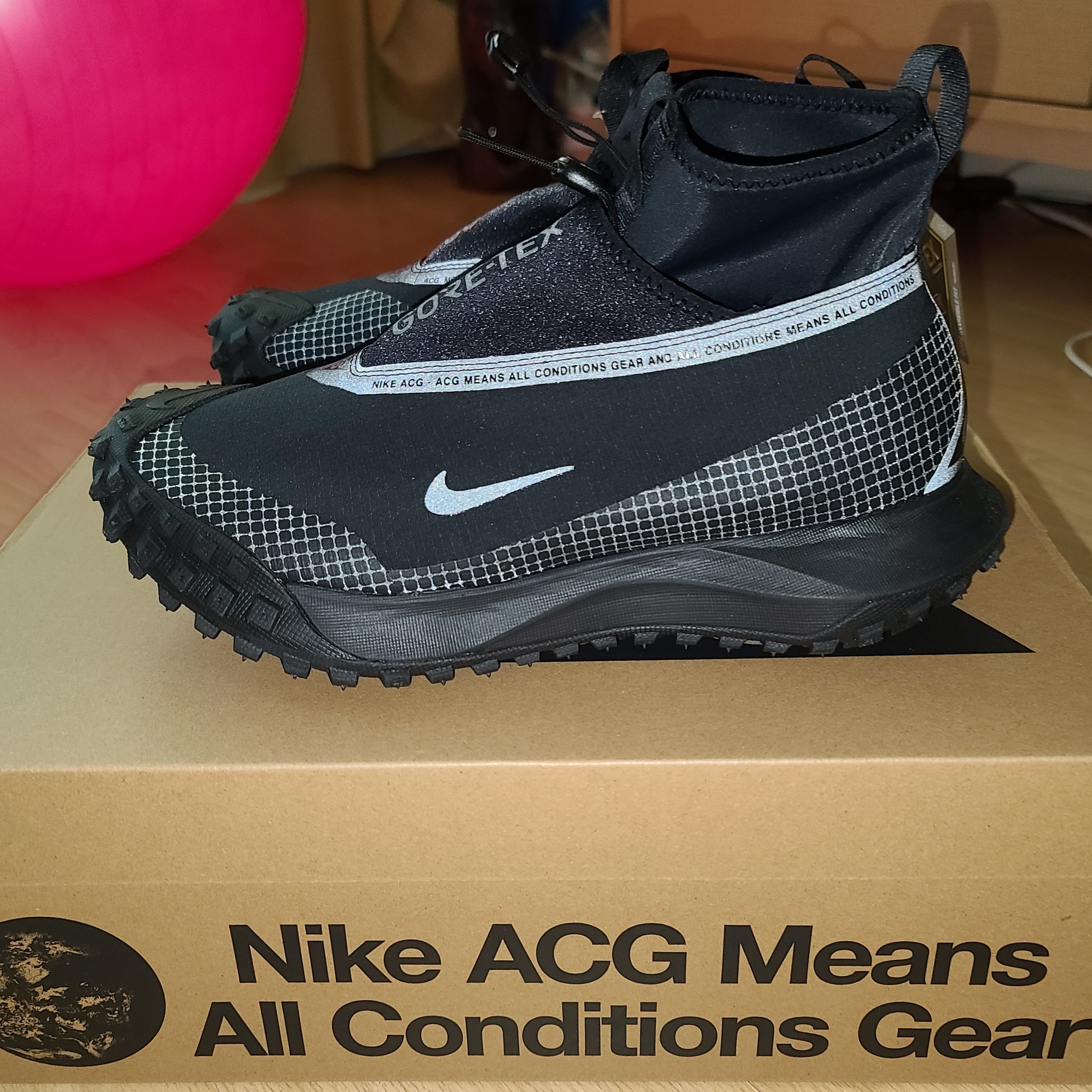 Nike ACG Mountain Fly Gore-Tex Black and Dark Grey 착용 스타일 - 2