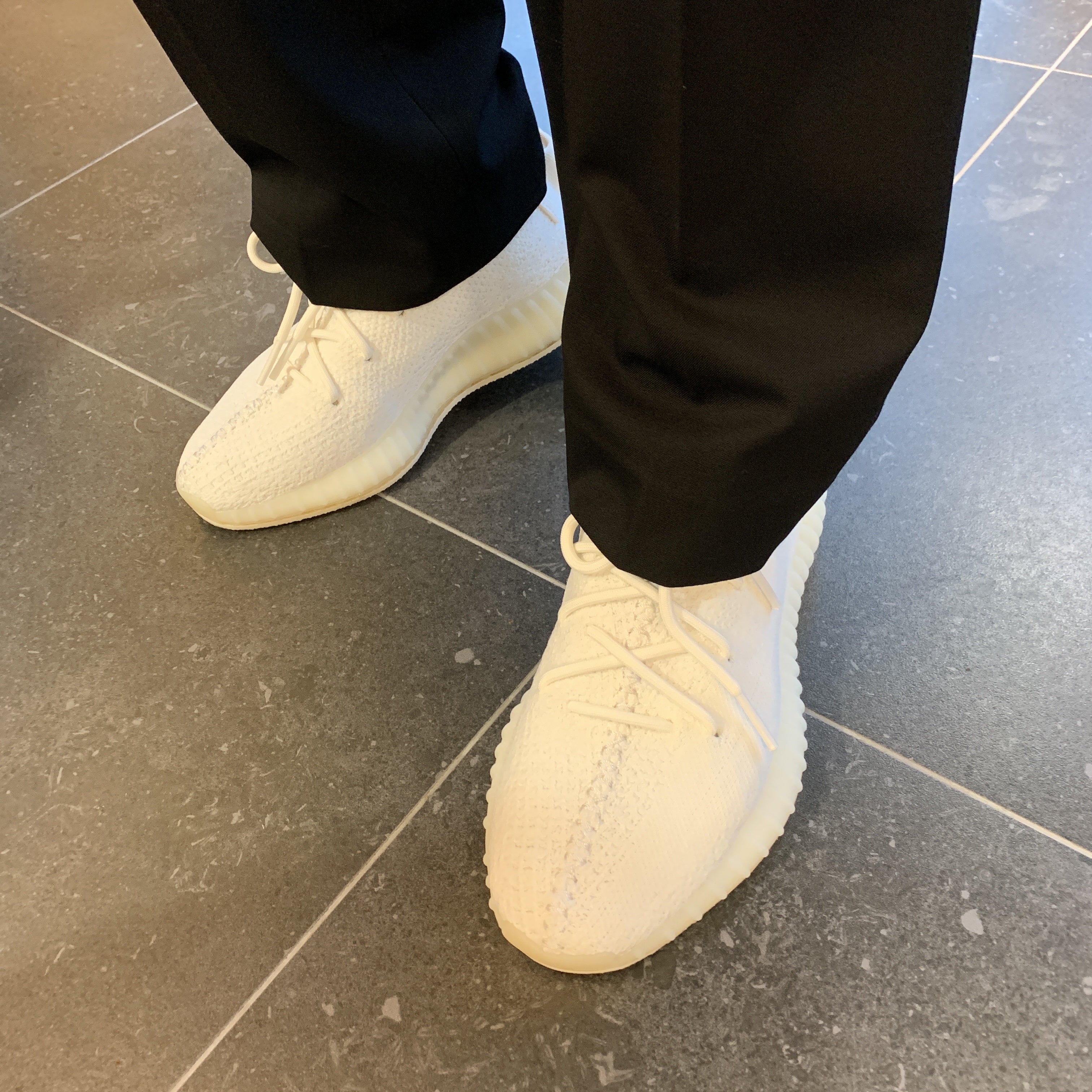 Adidas Yeezy Boost 350 V2 Cream/Triple White 착용 스타일 - 1