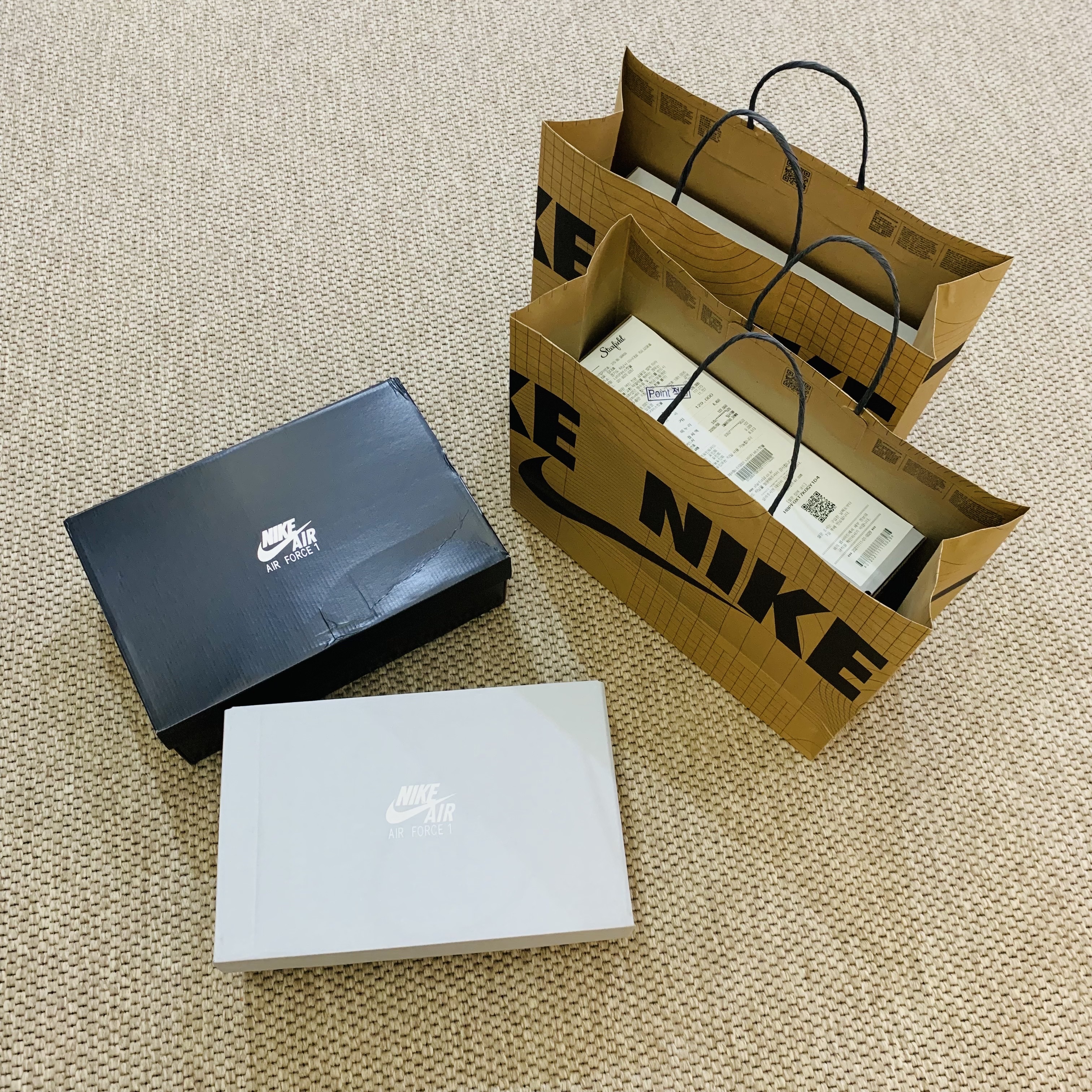 Nike Air Force 1 '07 Low White, Nike Air Force 1 '07 Low Triple Black 착용 스타일 - 1