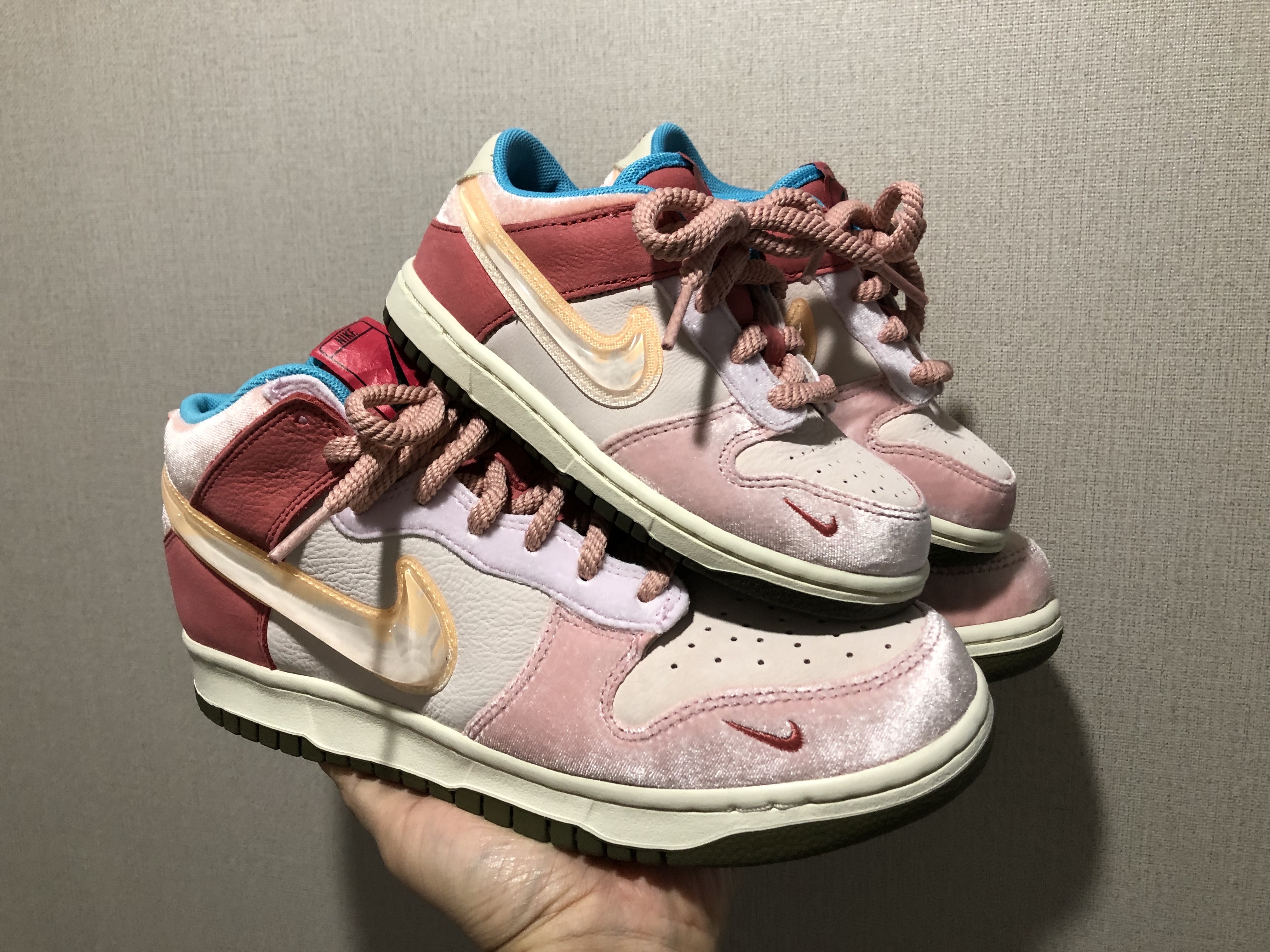 Nike x Social Status Dunk Mid Free Lunch Strawberry Milk, (TD) Nike x Social Status Dunk Low Free Lunch Strawberry Milk 착용 스타일 - 1