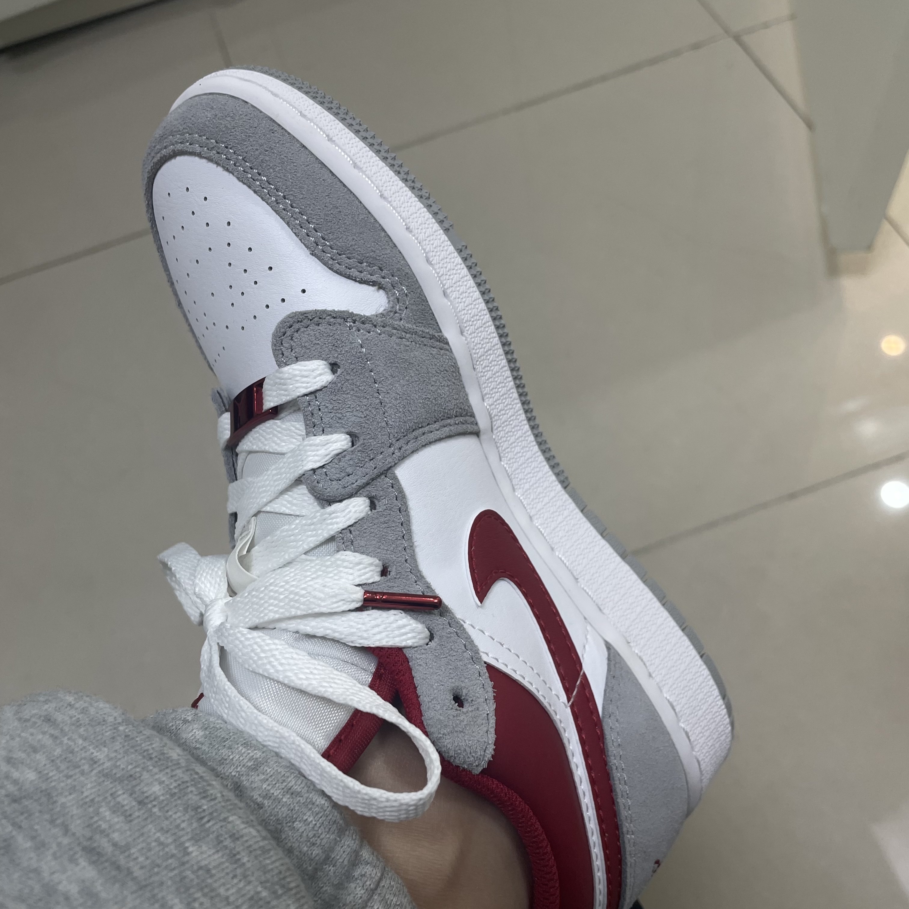 (GS) Jordan 1 Low SE Light Smoke Grey Gym Red 착용 스타일 - 5