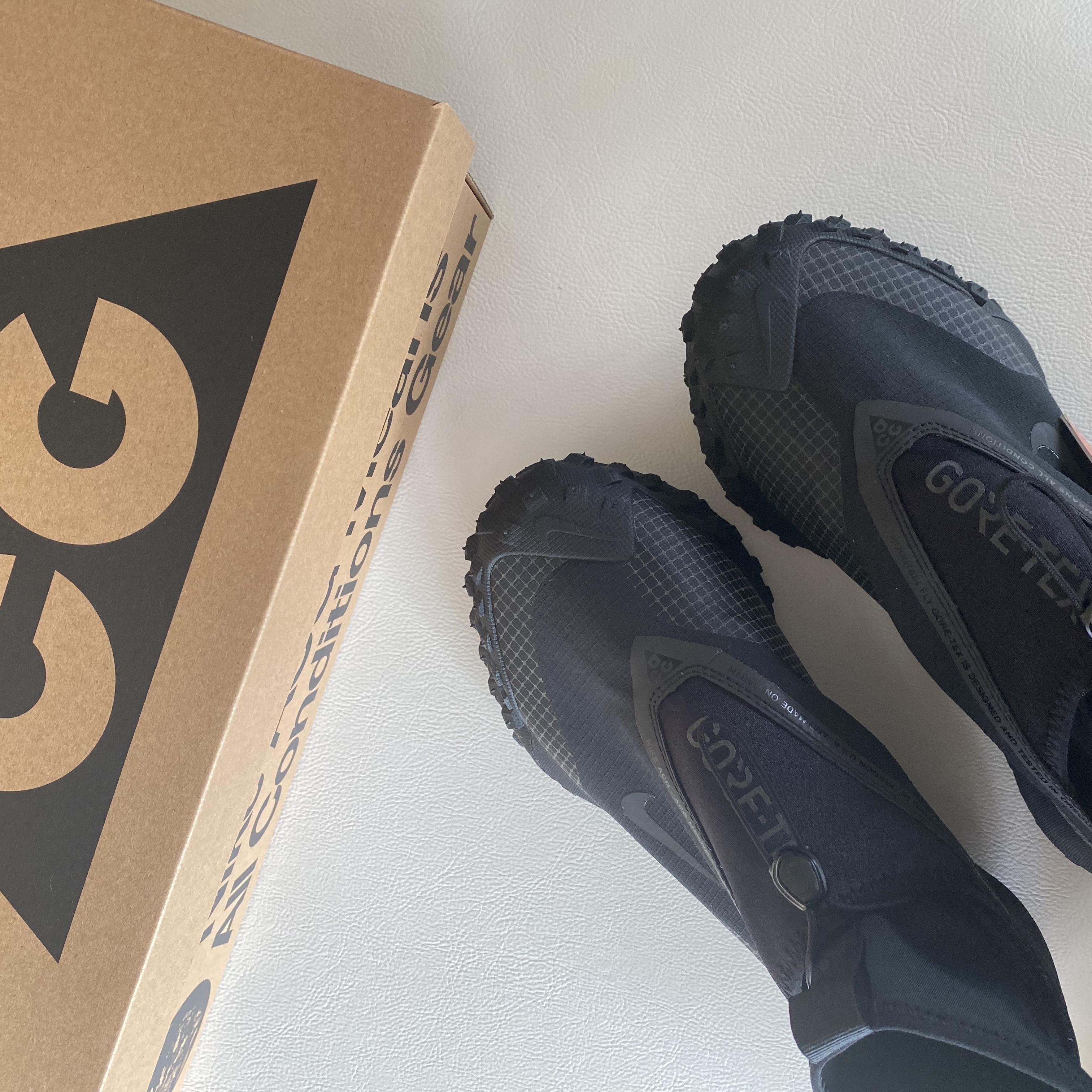 Nike ACG Mountain Fly Gore-Tex Black and Dark Grey 착용 스타일 - 1