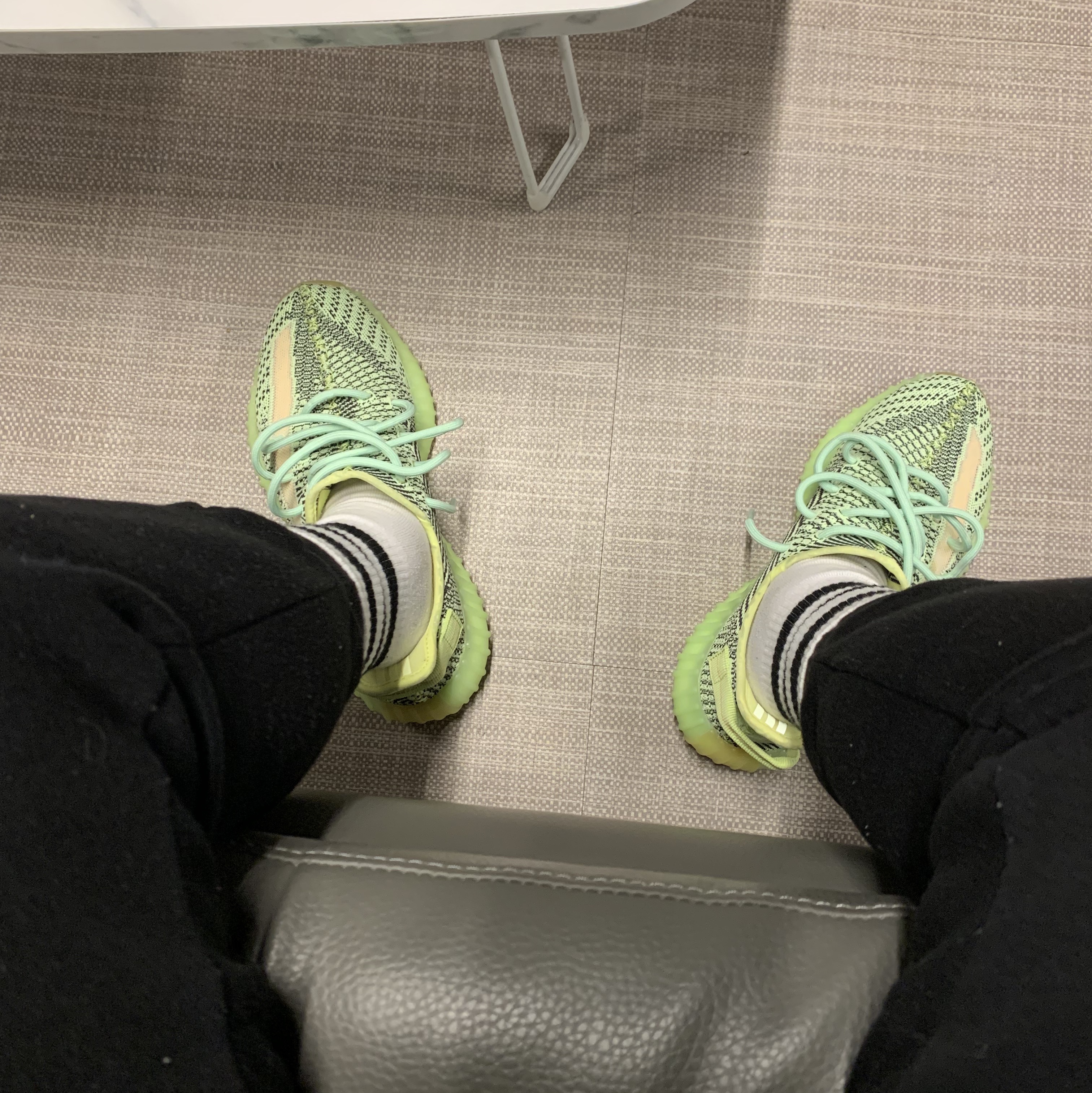 Adidas Yeezy Boost 350 V2 Yeezreel - Non-Reflective 착용 스타일 - 2