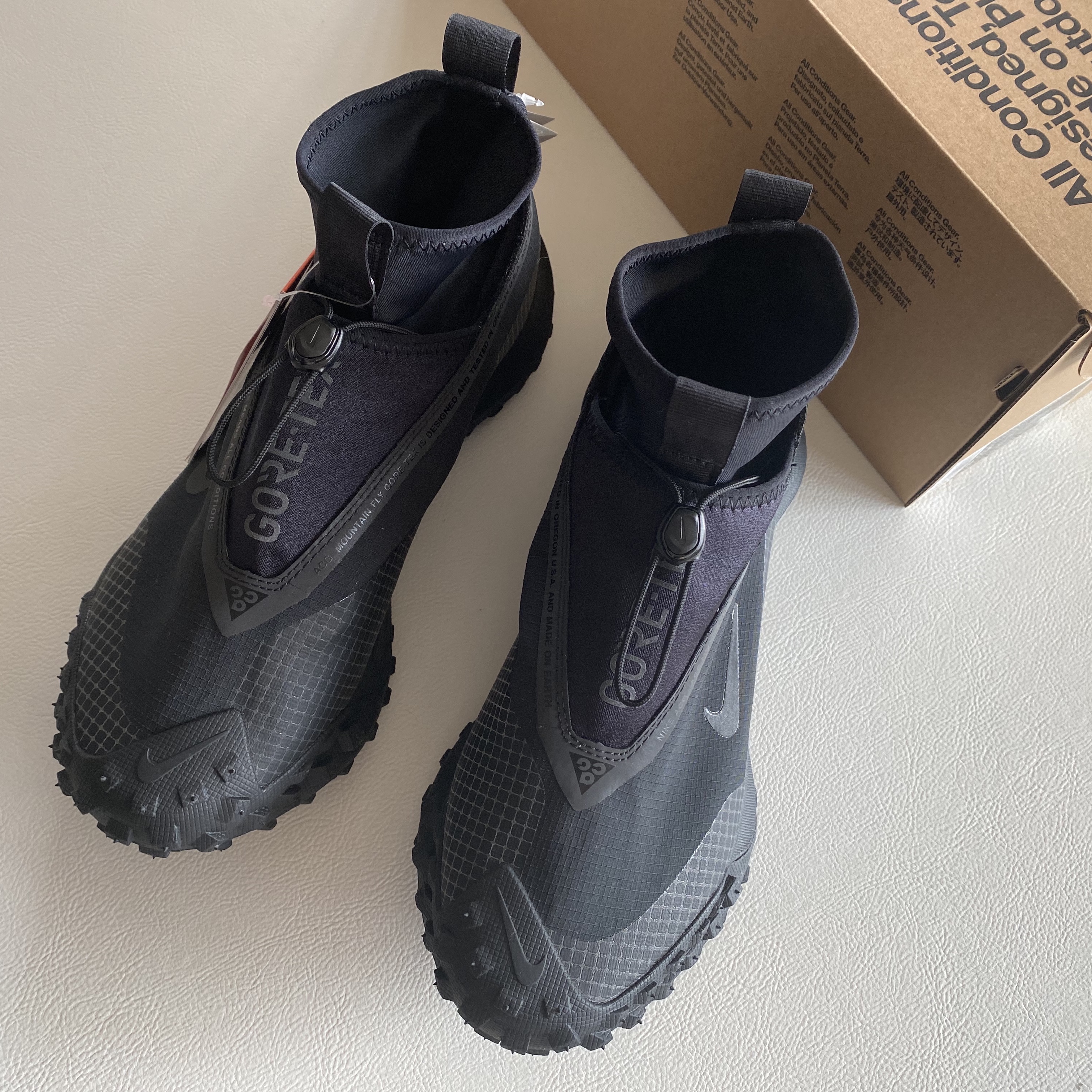 Nike ACG Mountain Fly Gore-Tex Black and Dark Grey 착용 스타일 - 2