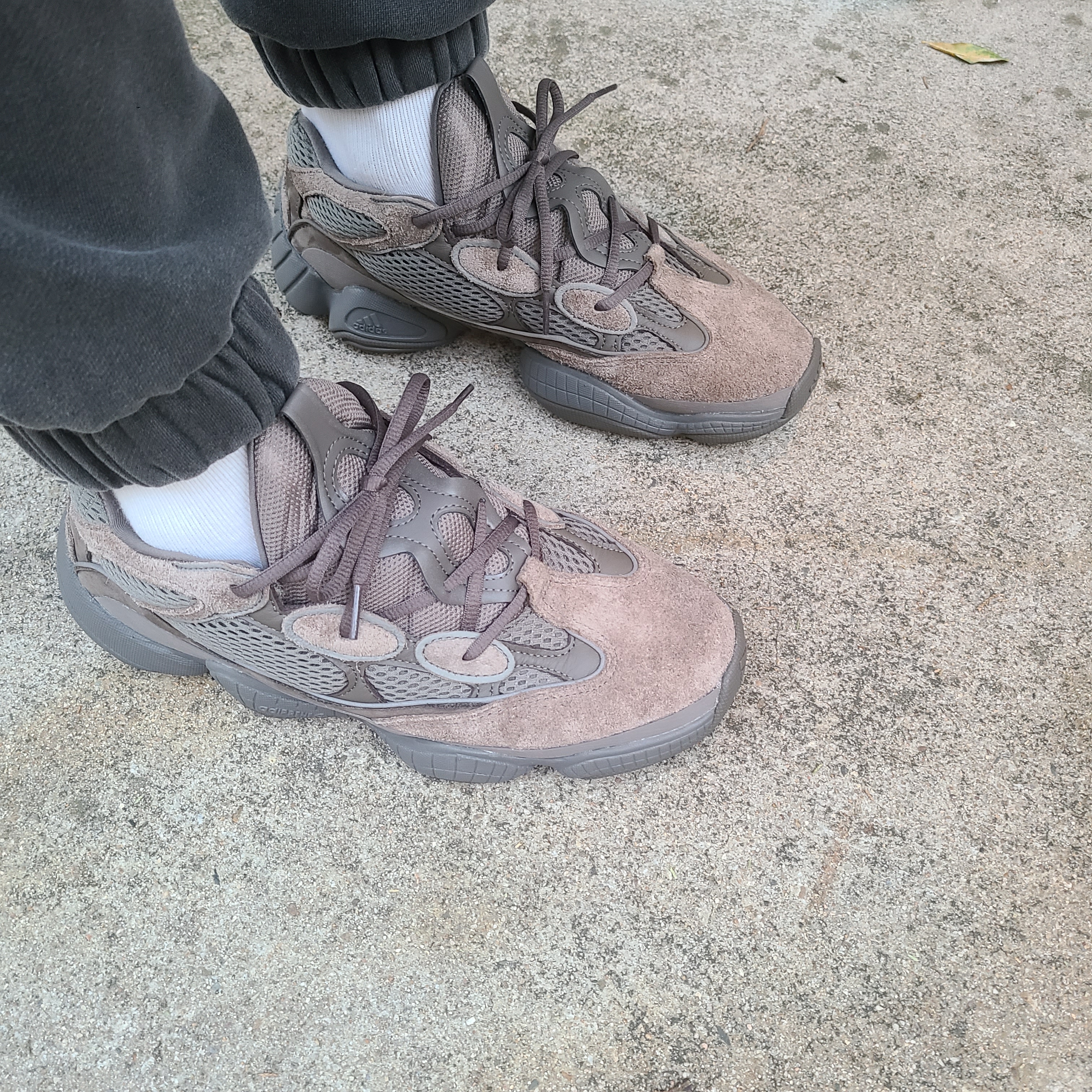 Adidas Yeezy 500 Clay Brown 착용 스타일 - 2