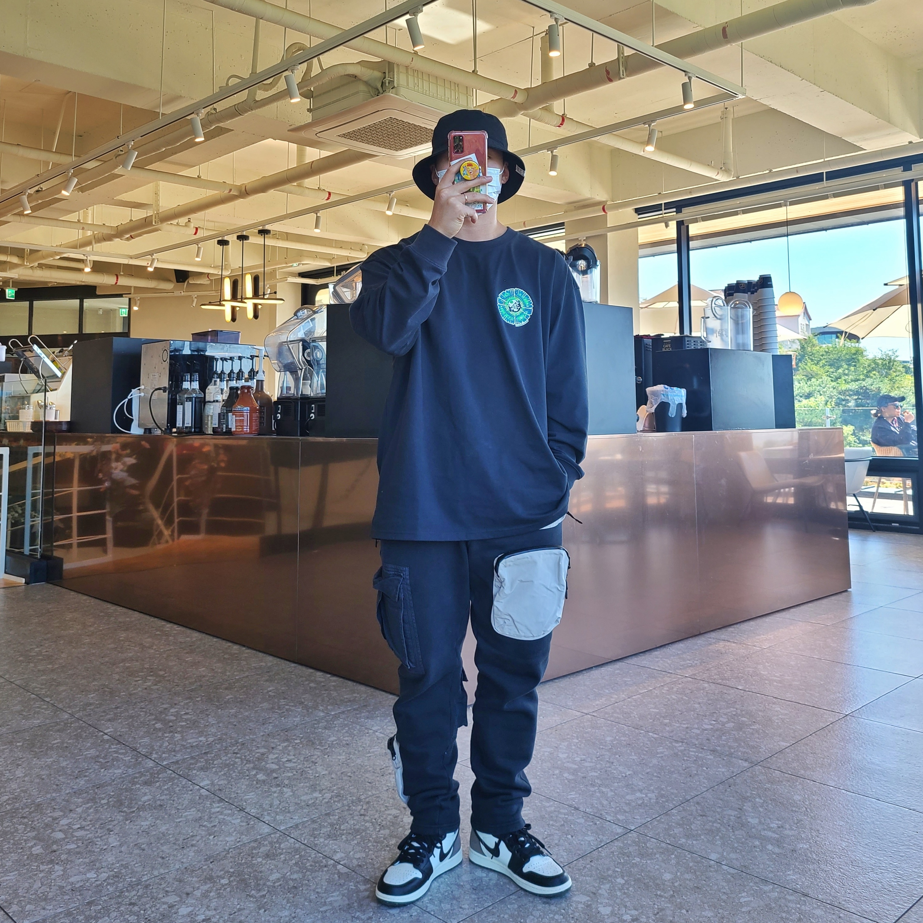 Jordan 1 Retro High OG Black Mocha, Nike x Travis Scott NRG AG Utility Sweatpants Black 착용 스타일