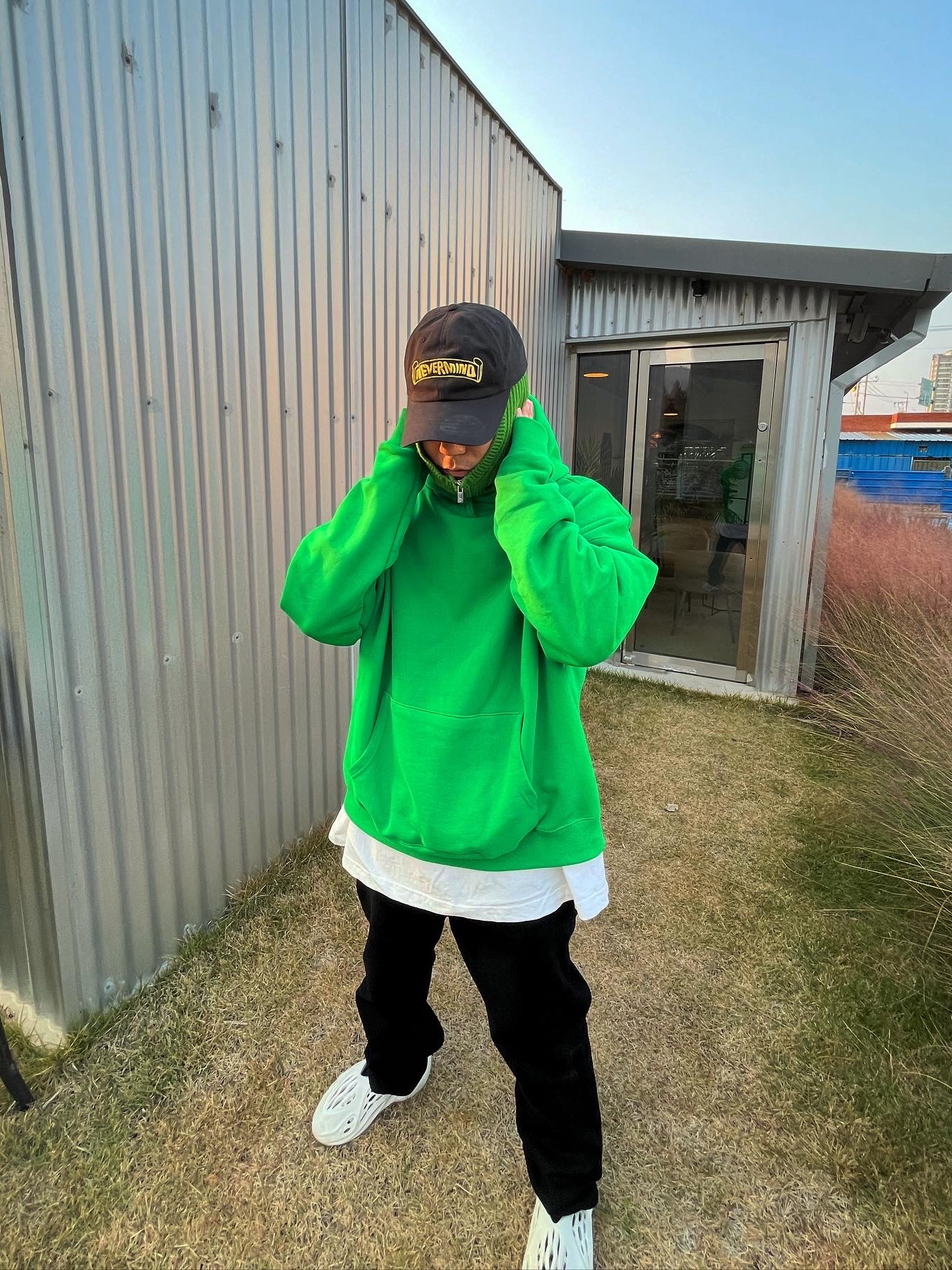 Adidas Yeezy Foam RNNR Ararat 착용 스타일 - 2
