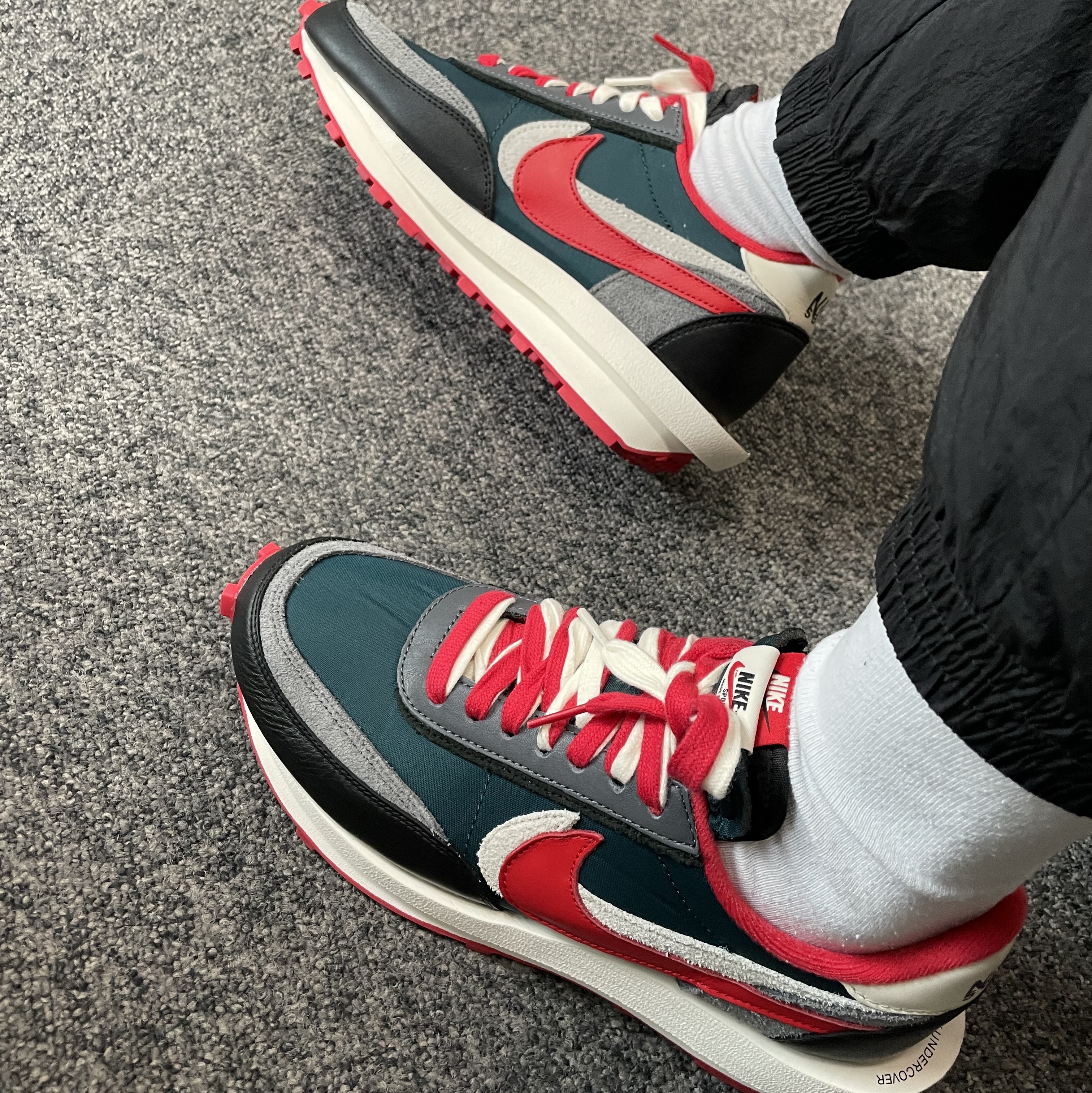 Nike x Sacai x Undercover LDWaffle Midnight Spruce University Red 착용 스타일