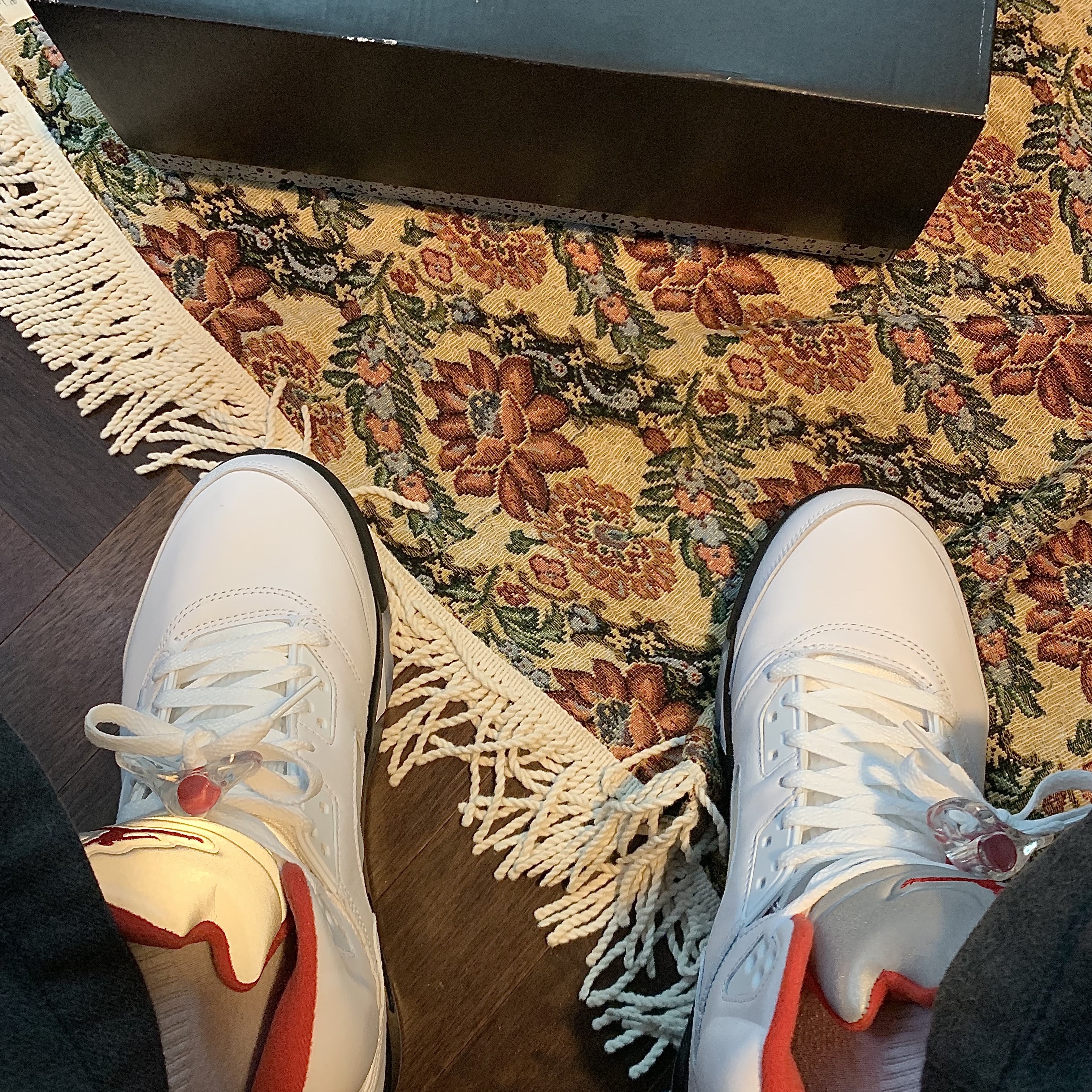 Jordan 5 Retro Fire Red Silver Tongue 2020 착용 스타일 - 4