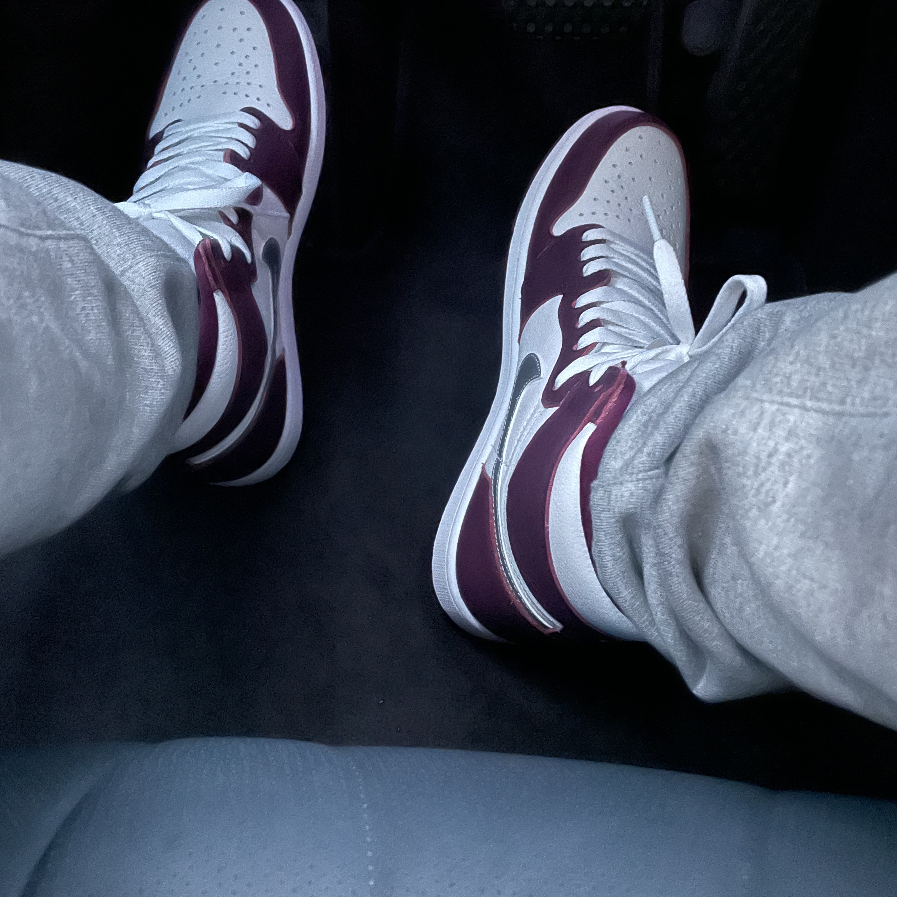 Jordan 1 Retro High OG Bordeaux 착용 스타일 - 2