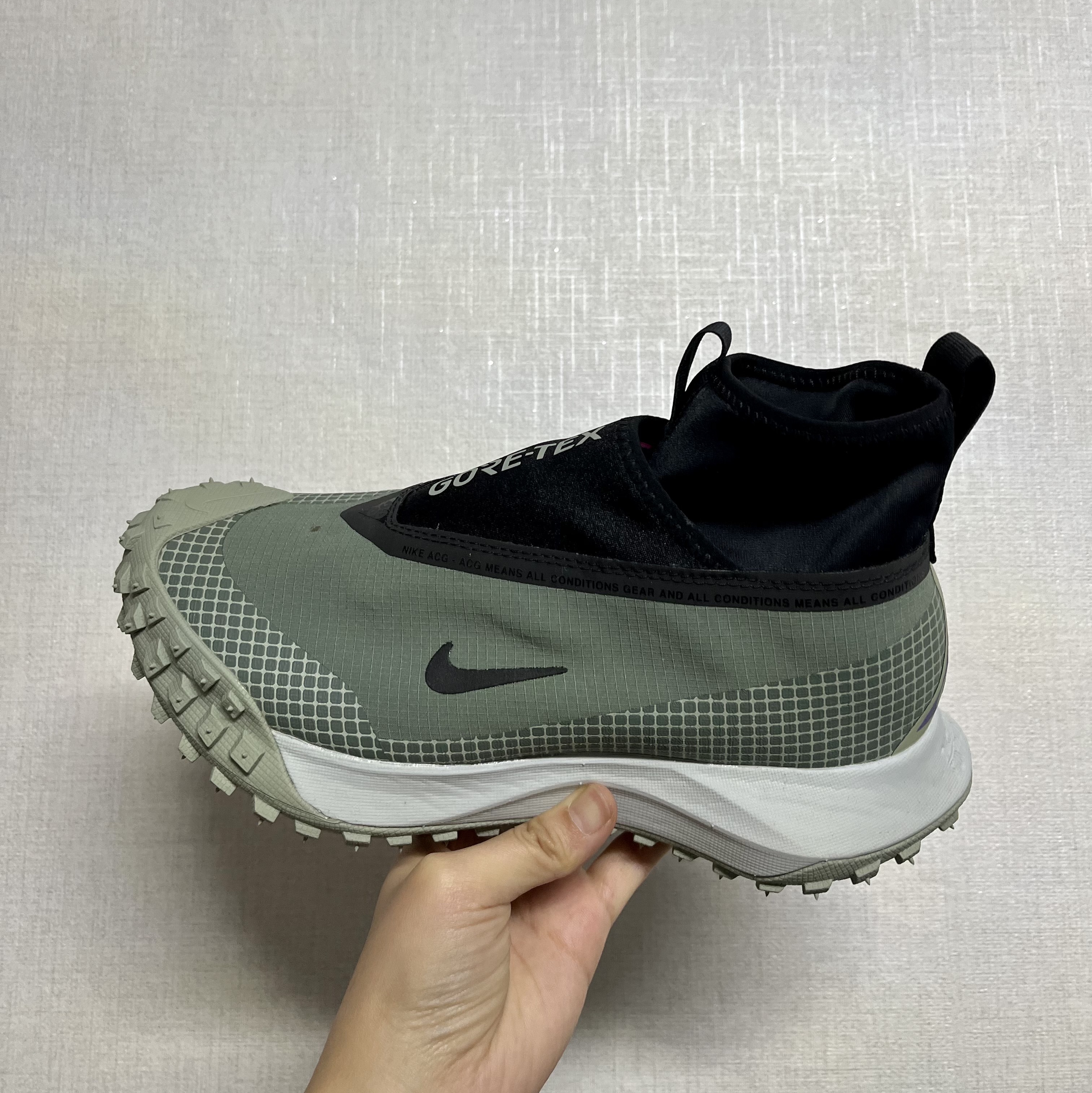 Nike ACG Mountain Fly Gore-Tex Clay Green 착용 스타일