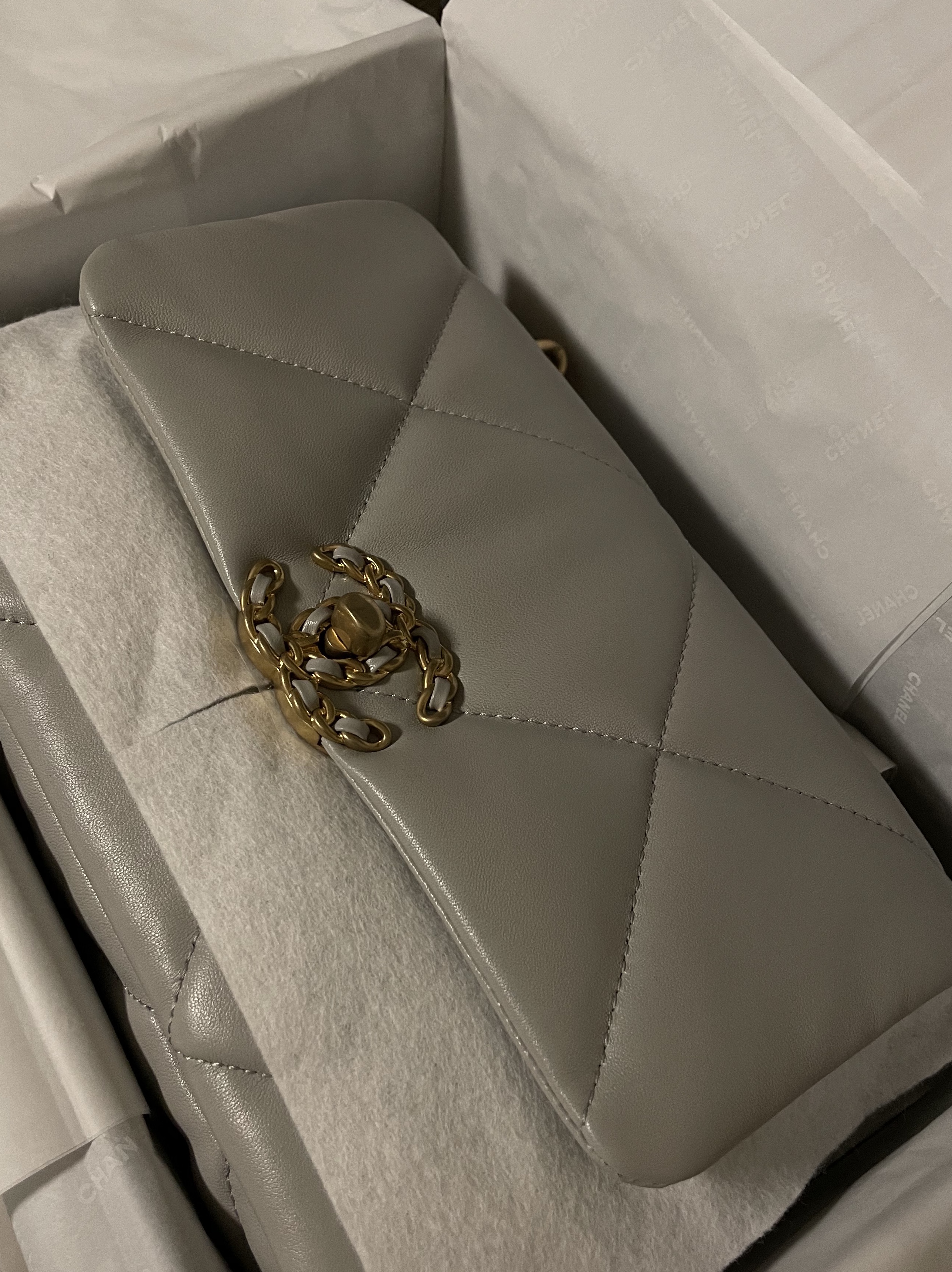 Chanel Medium 19 Handbag Lambskin & Gold Black, Nike Dunk Low Retro University Blue 착용 스타일 - 1