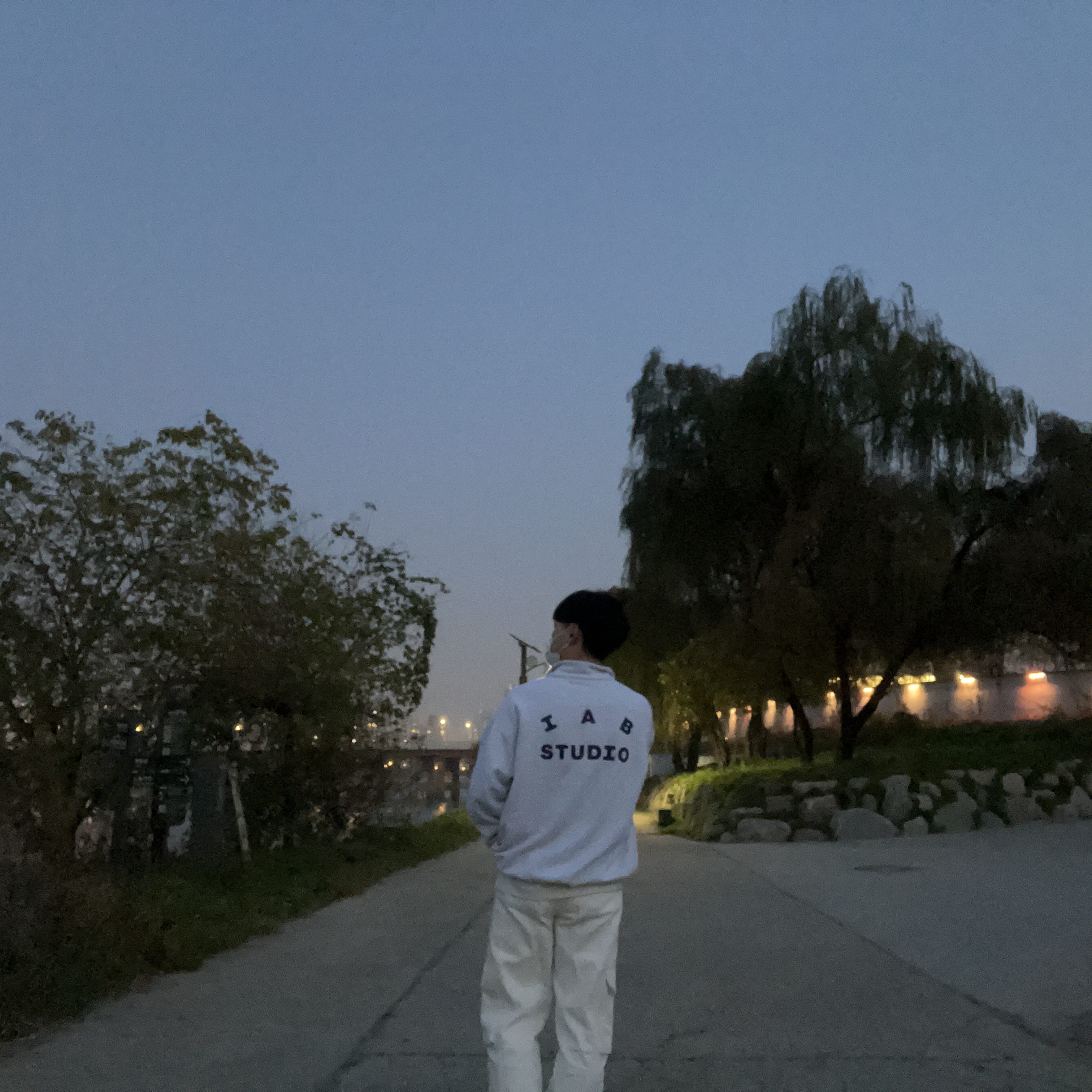 IAB Studio Half Zip Pullover Light Gray 착용 스타일