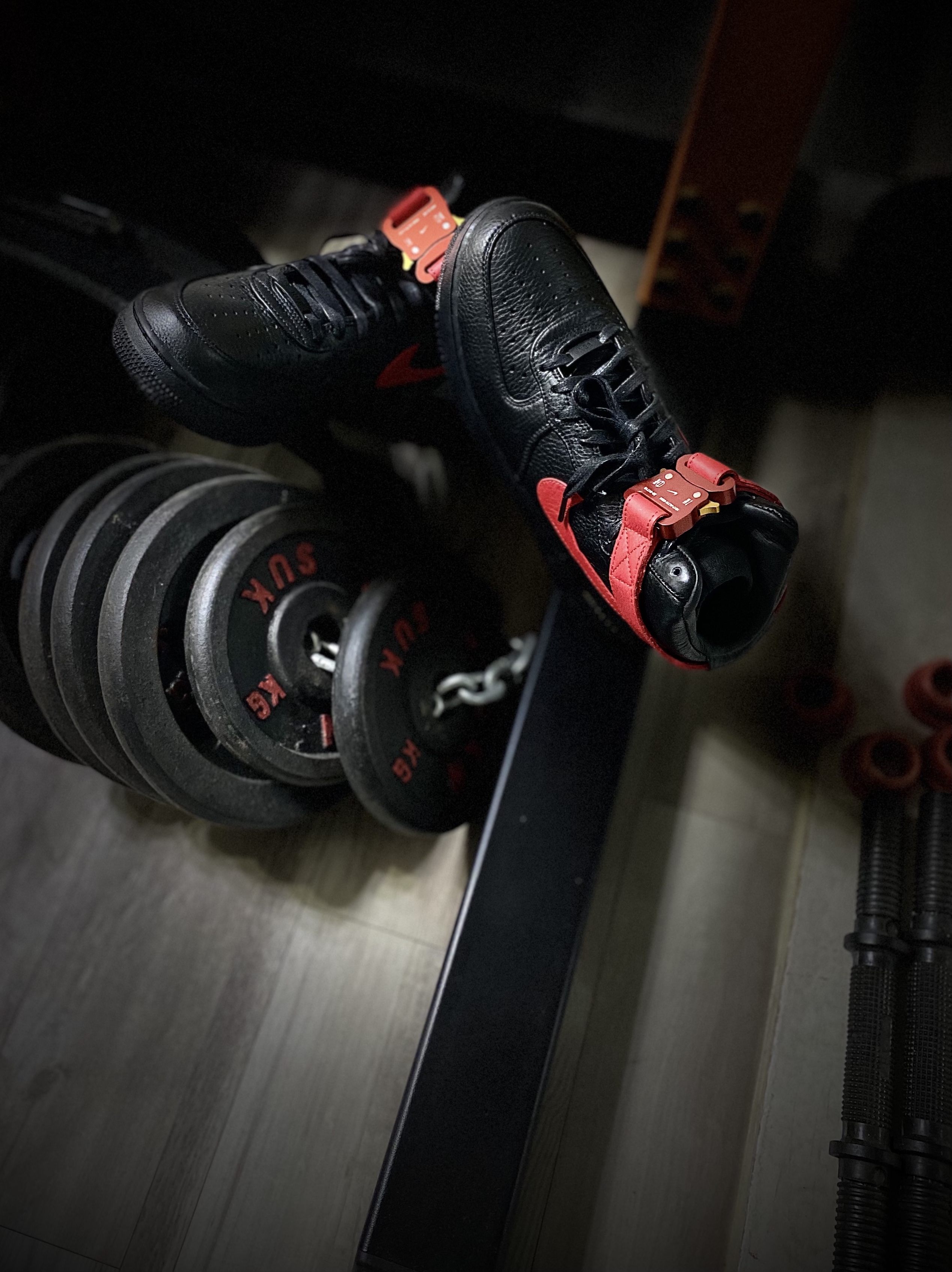 Nike x 1017 Alyx 9SM Air Force 1 High Black University Red 착용 스타일 - 4