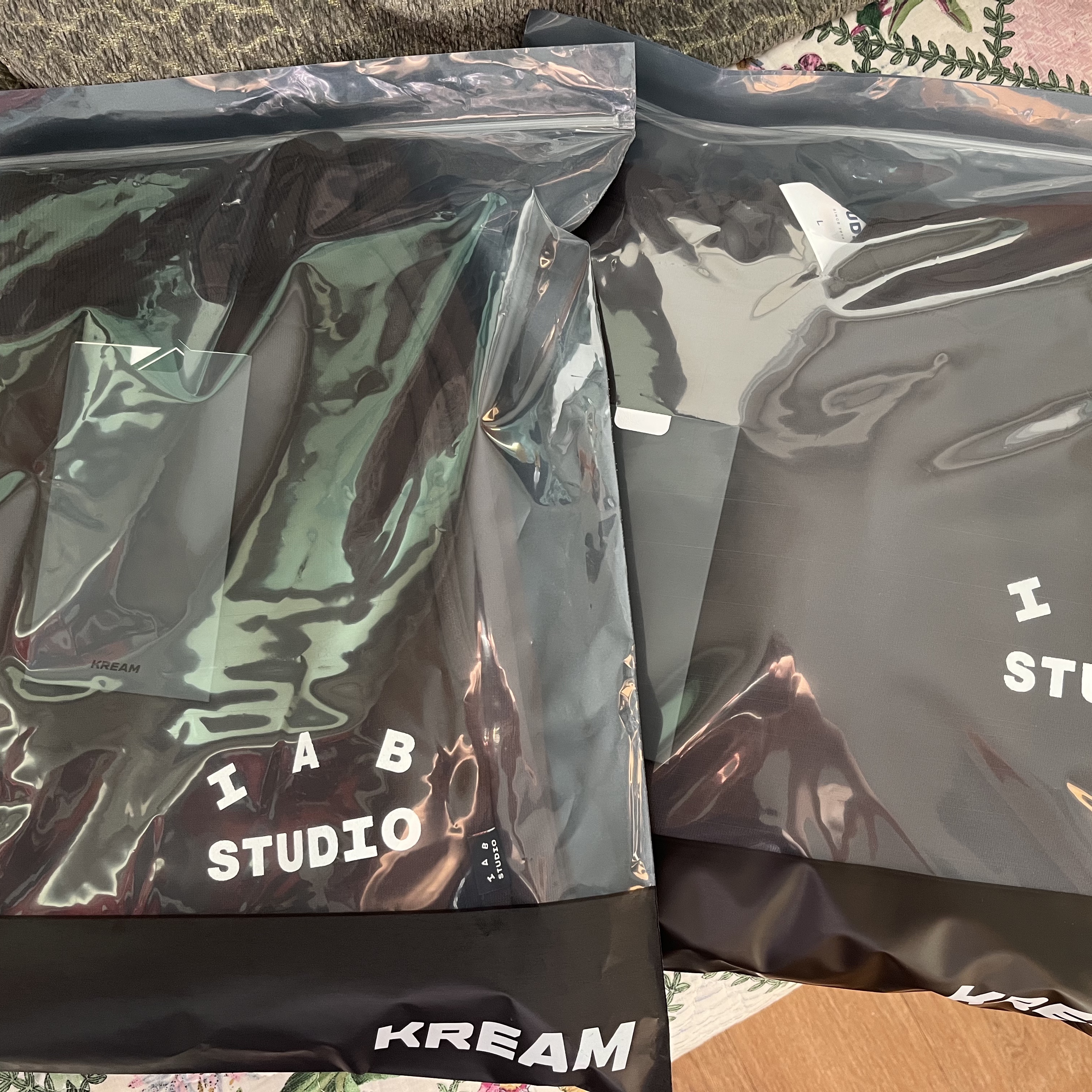 IAB Studio Hoodie Brown, IAB Studio Sweatpants Brown 착용 스타일