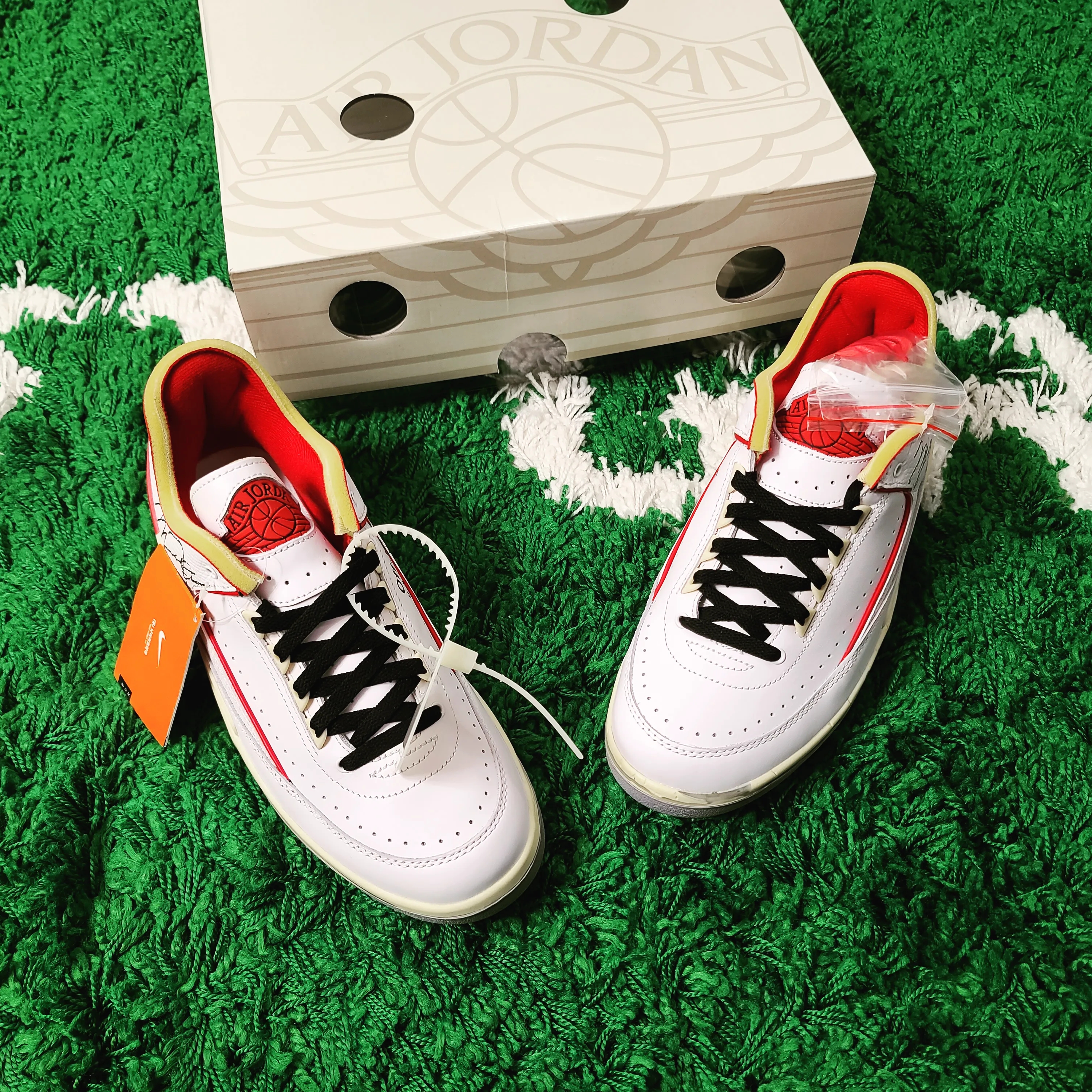 Jordan 2 x Off-White Retro Low SP White and Varsity Red 착용 스타일