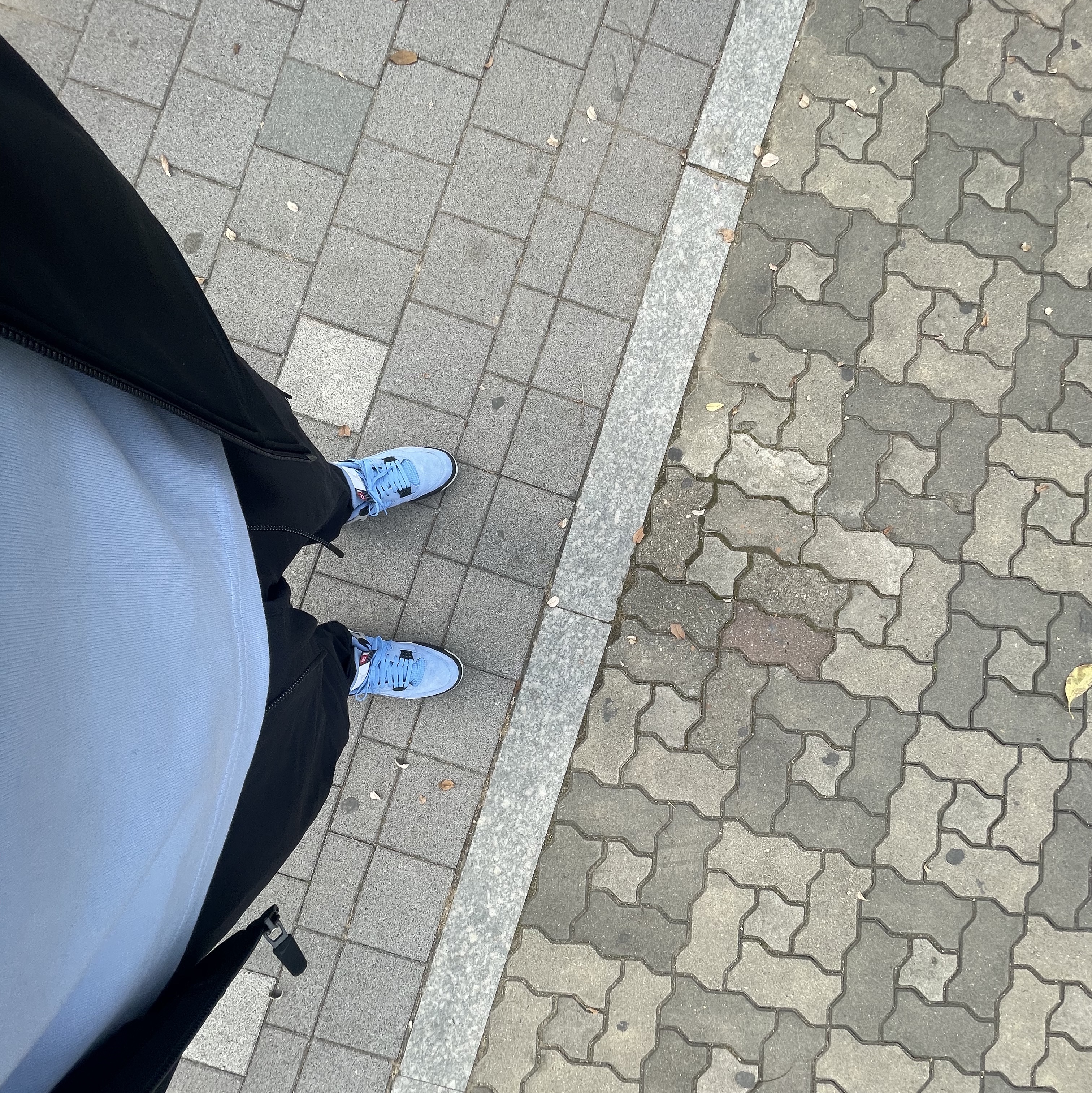 Jordan 4 Retro University Blue 착용 스타일 - 2