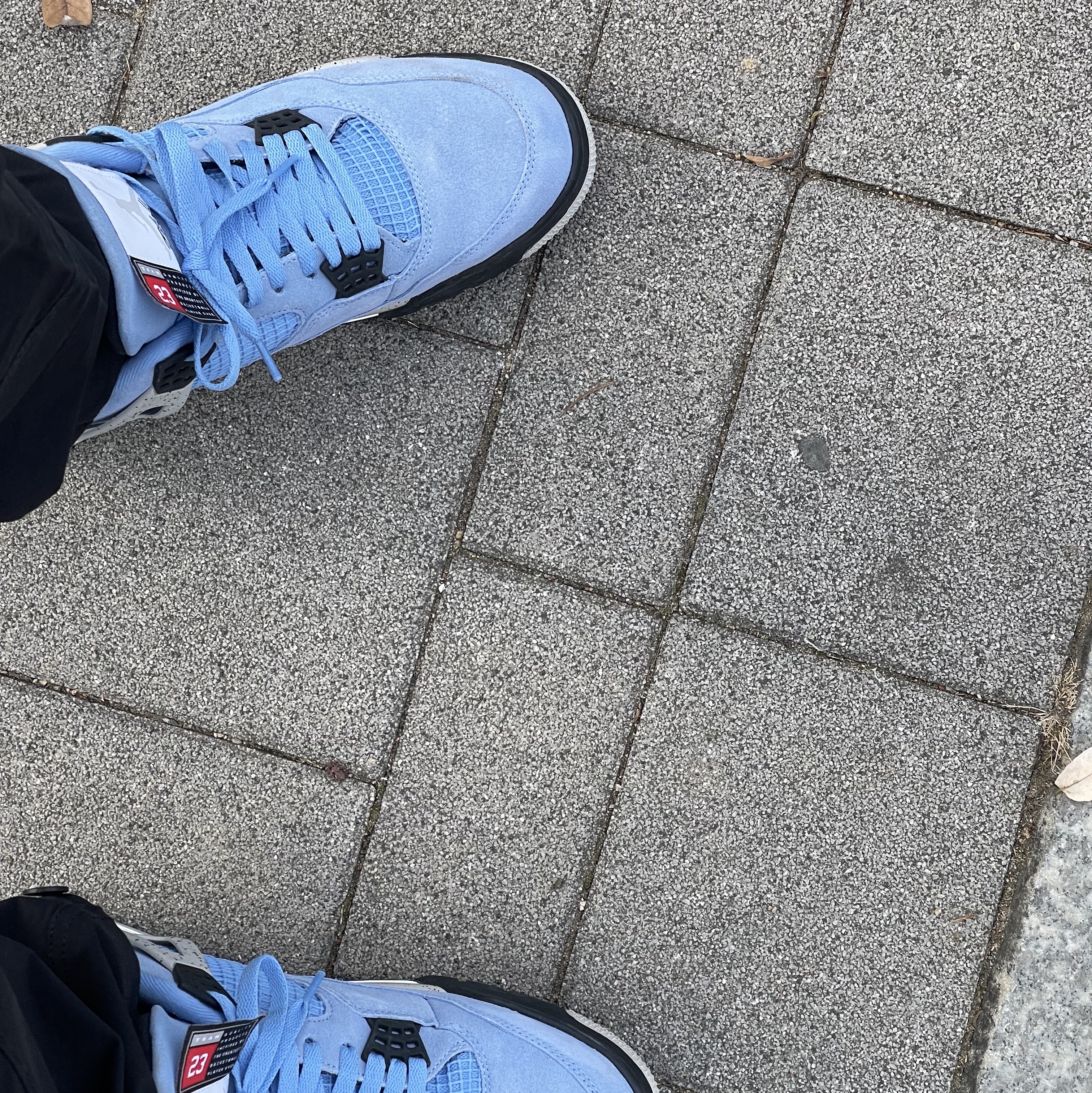 Jordan 4 Retro University Blue 착용 스타일 - 1