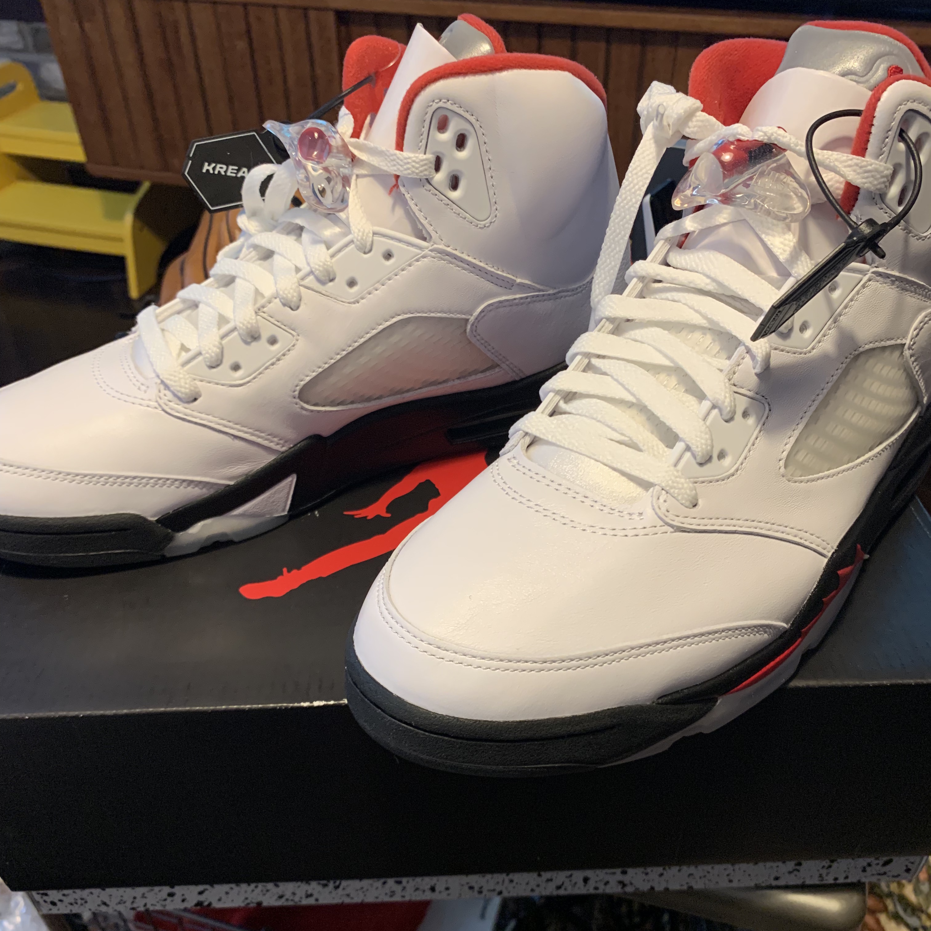 Jordan 5 Retro Fire Red Silver Tongue 2020 착용 스타일 - 5