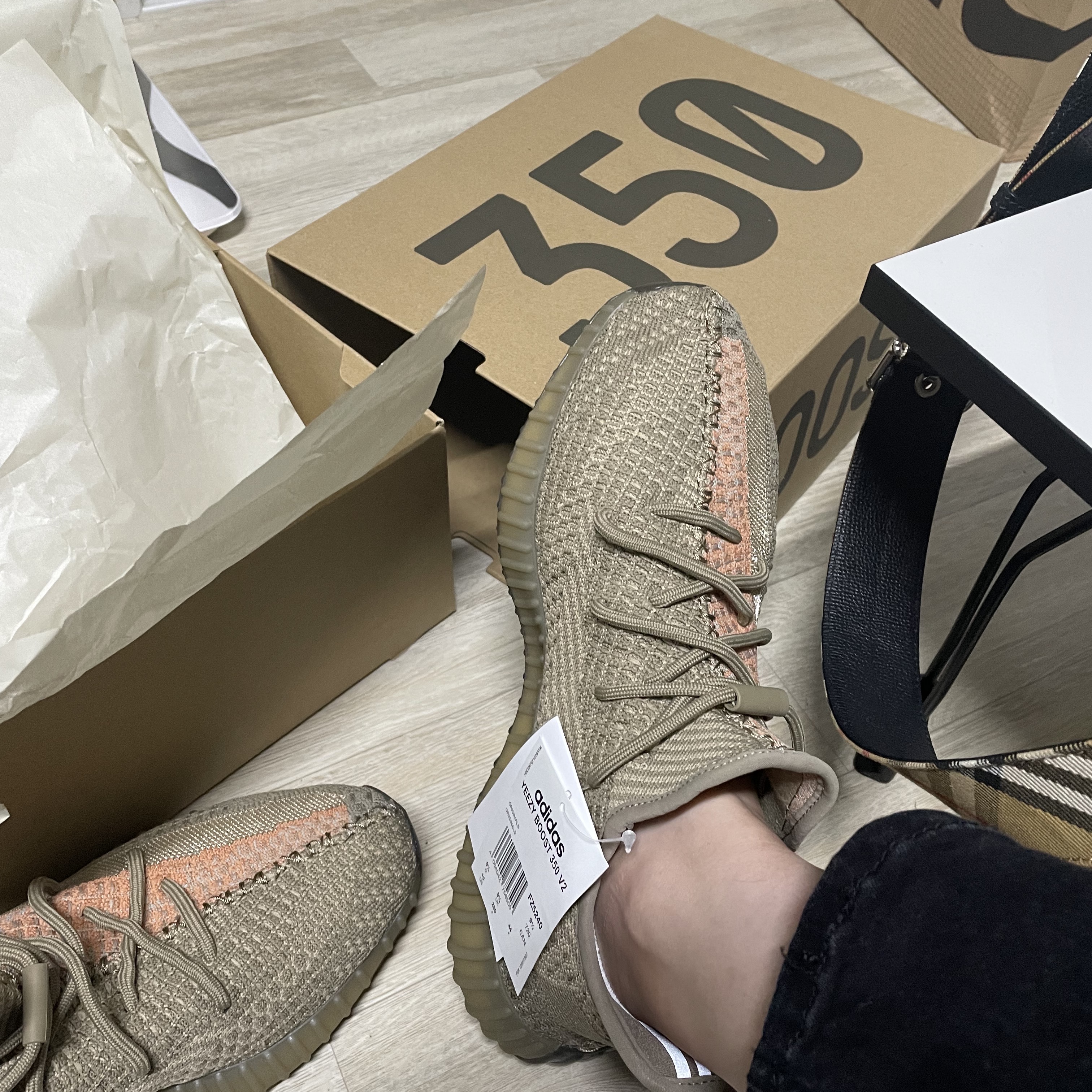 Adidas Yeezy Boost 350 V2 Sand Taupe 착용 스타일 - 1