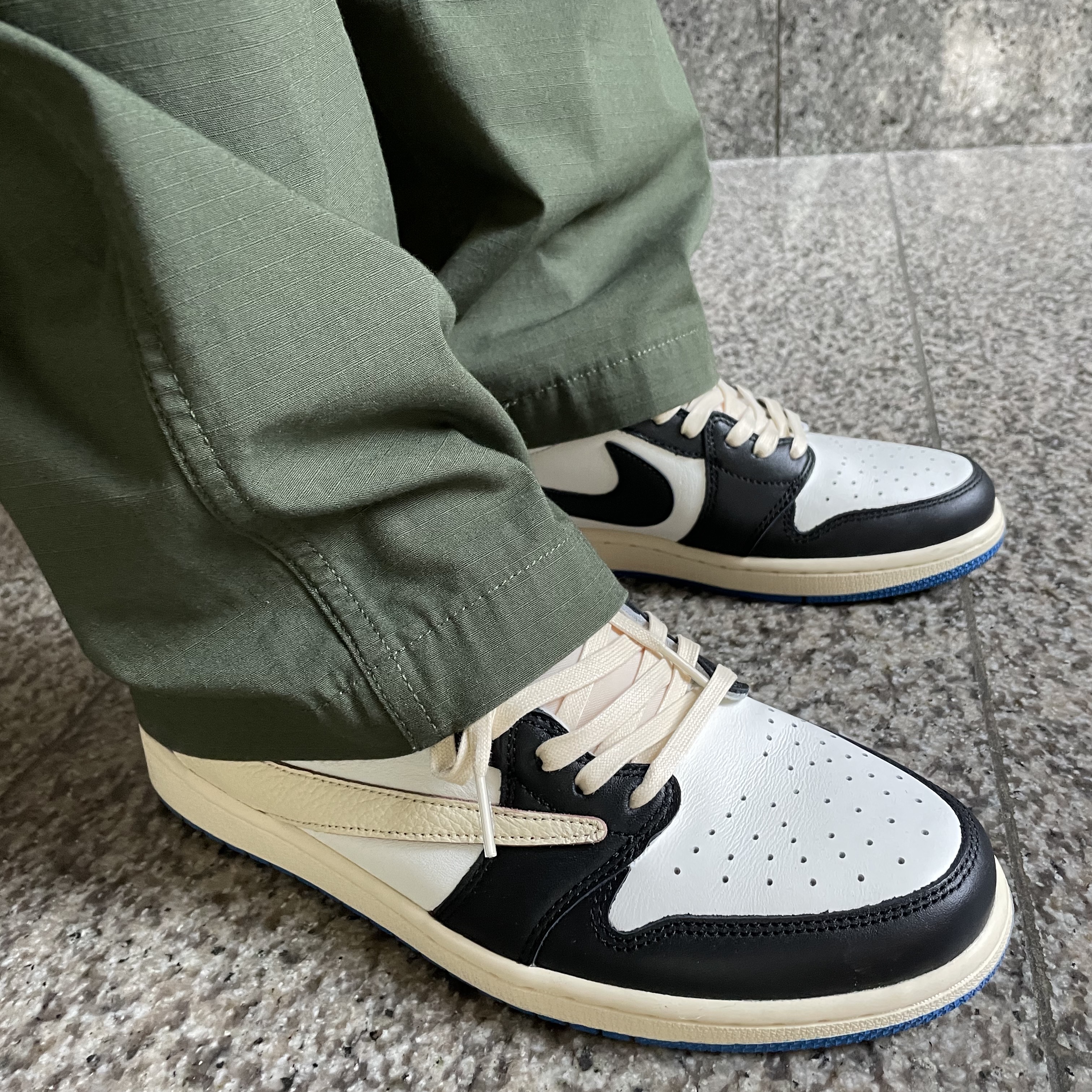 Jordan 1 x Travis Scott x Fragment Retro Low OG SP Military Blue 착용 스타일 - 2