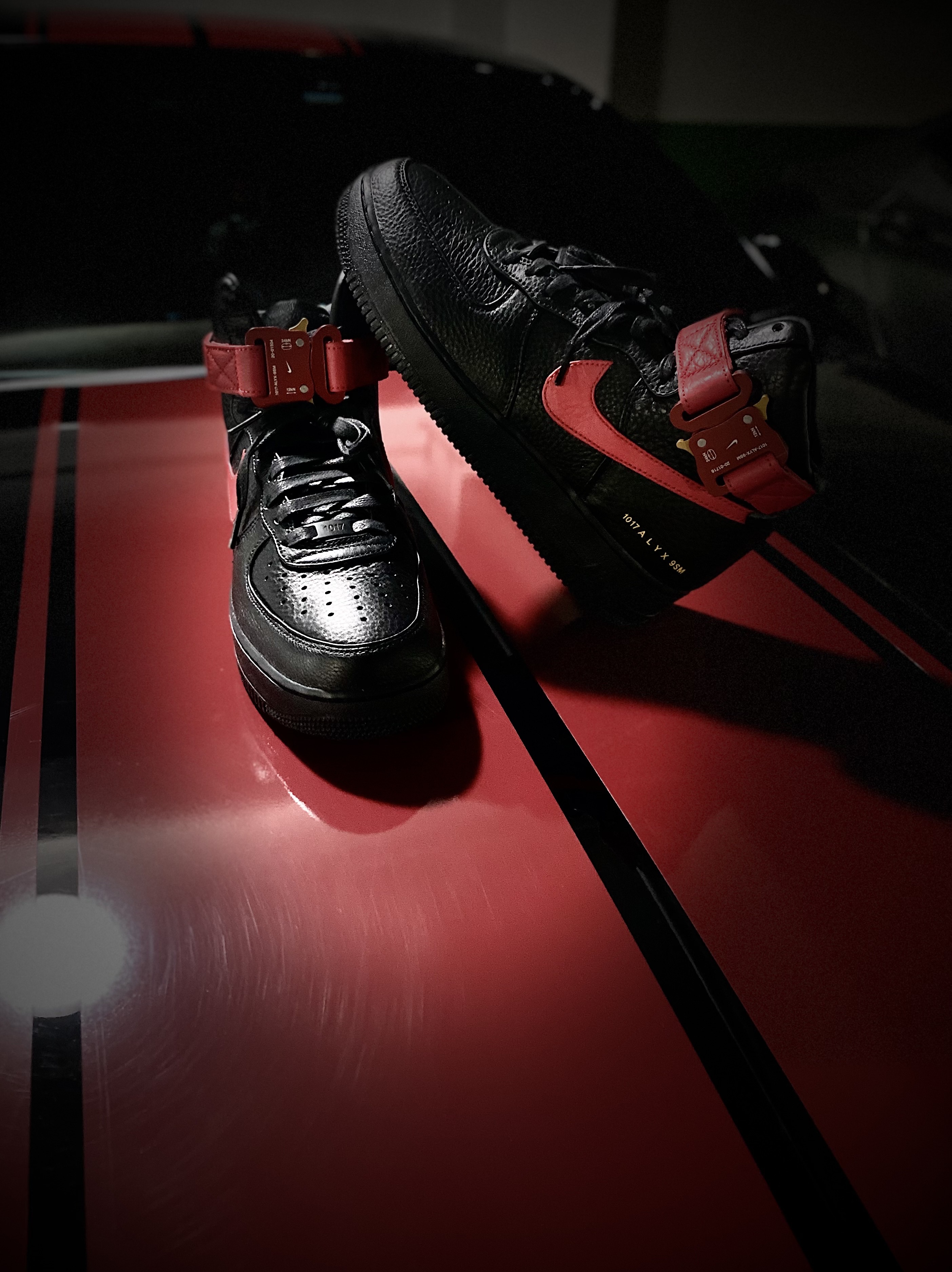 Nike x 1017 Alyx 9SM Air Force 1 High Black University Red 착용 스타일 - 5