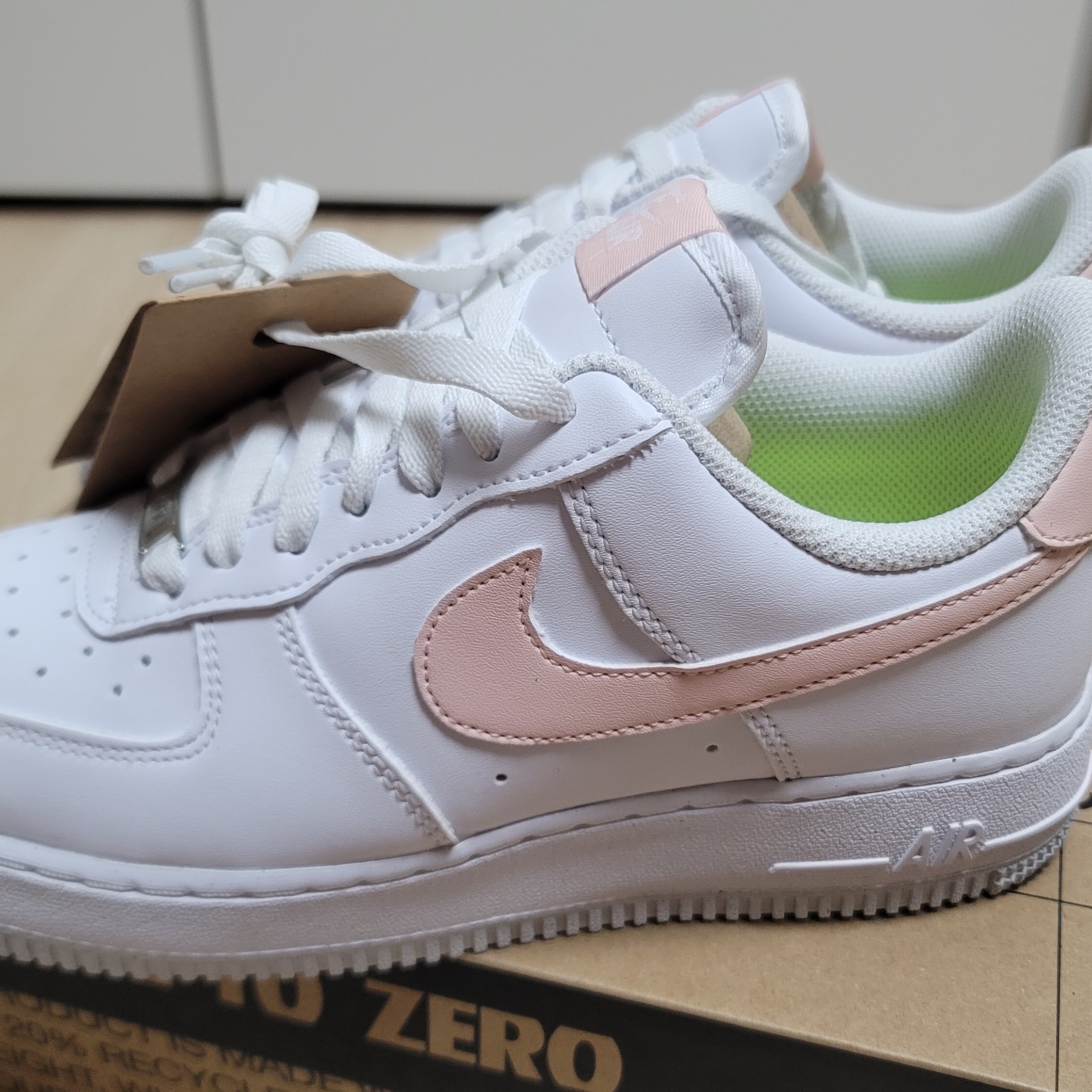 (W) Nike Air Force 1 '07 Next Nature White Pale Coral 착용 스타일 - 1