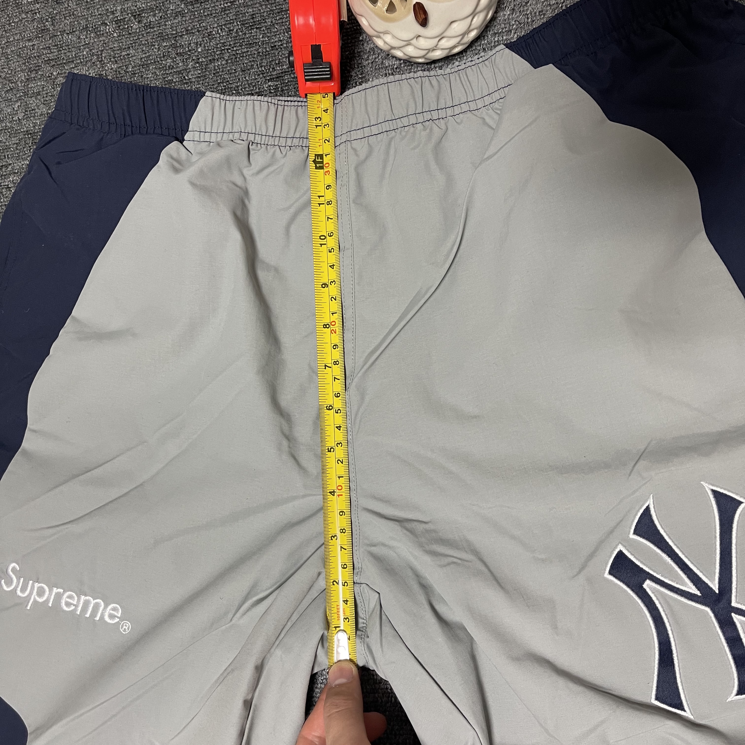 Supreme x New York Yankees Track Jacket Navy - 21FW, Supreme x New York Yankees Track Pants Navy - 21FW 착용 스타일 - 4