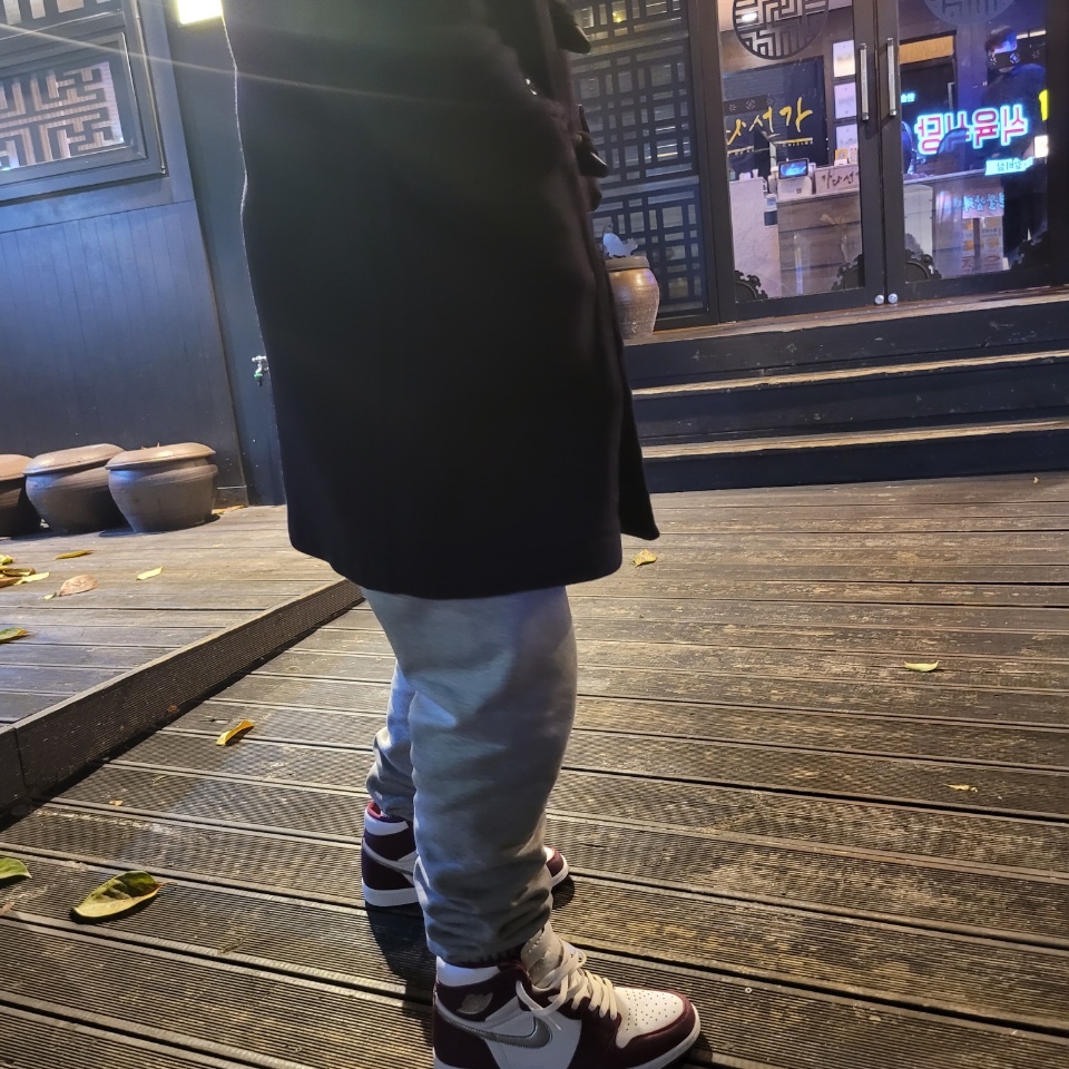 Jordan 1 Retro High OG Bordeaux 착용 스타일 - 4