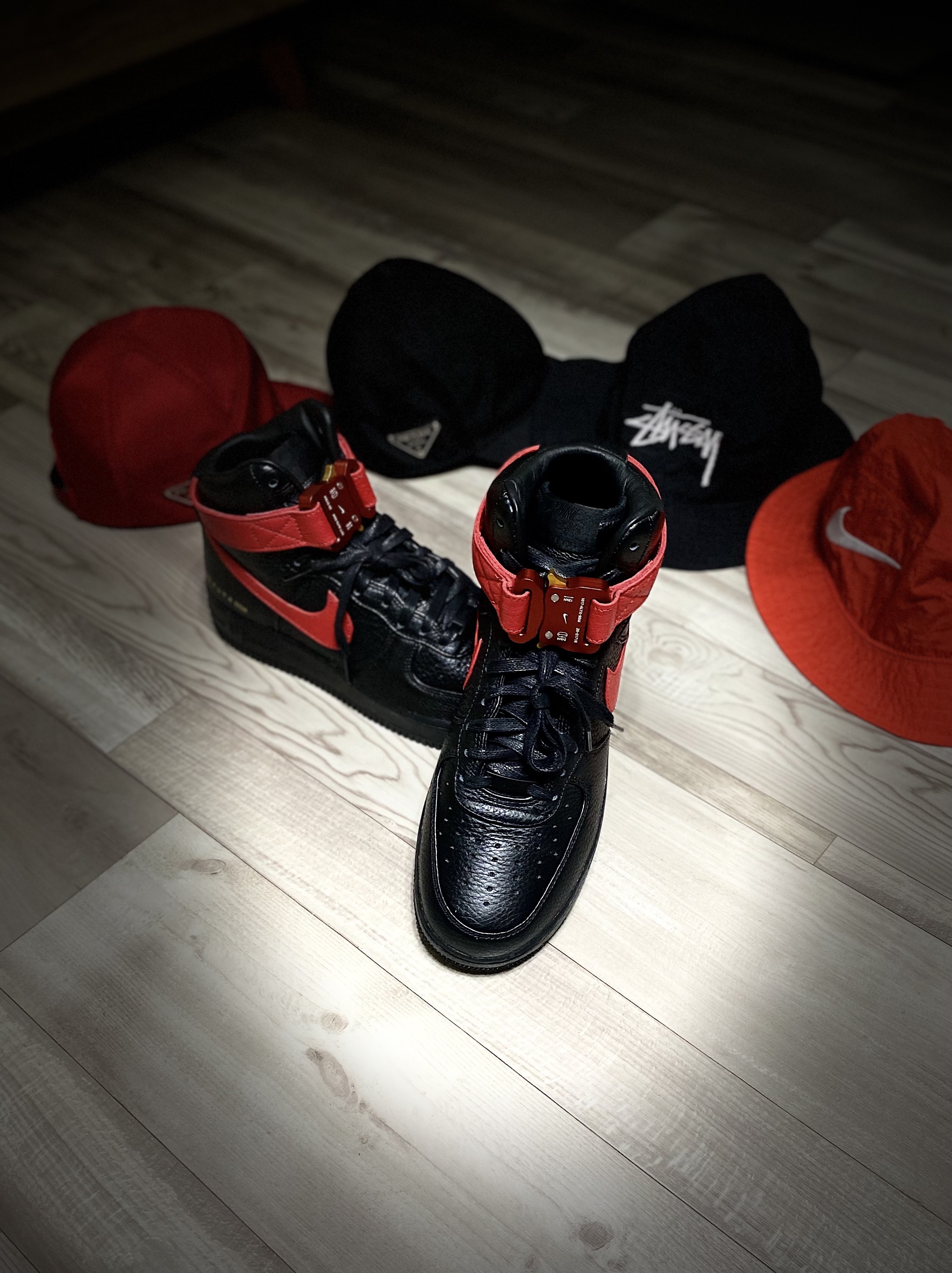 Nike x 1017 Alyx 9SM Air Force 1 High Black University Red, Nike x Stussy Bucket Hat Black 착용 스타일 - 5