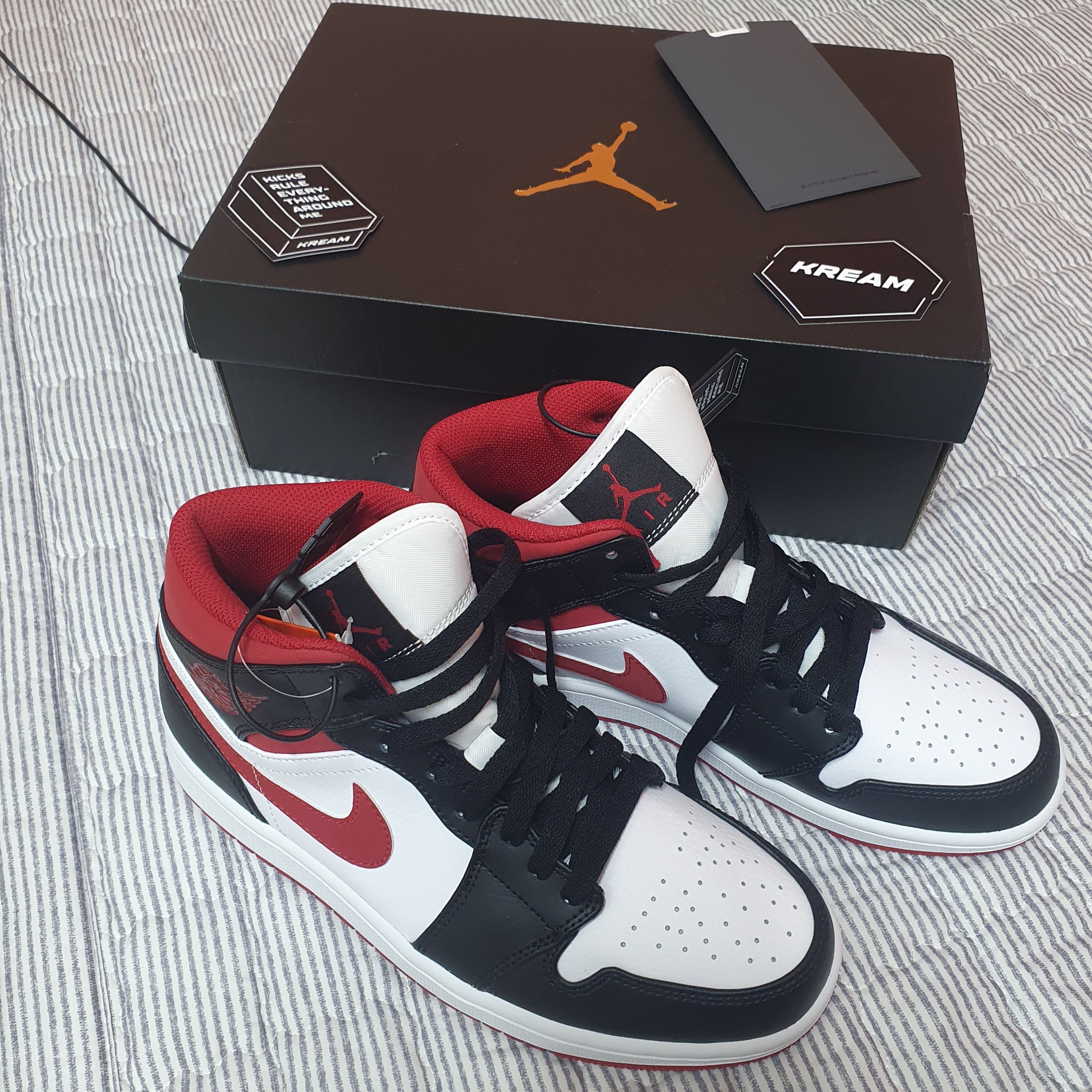 Jordan 1 Mid Gym Red Black White 착용 스타일