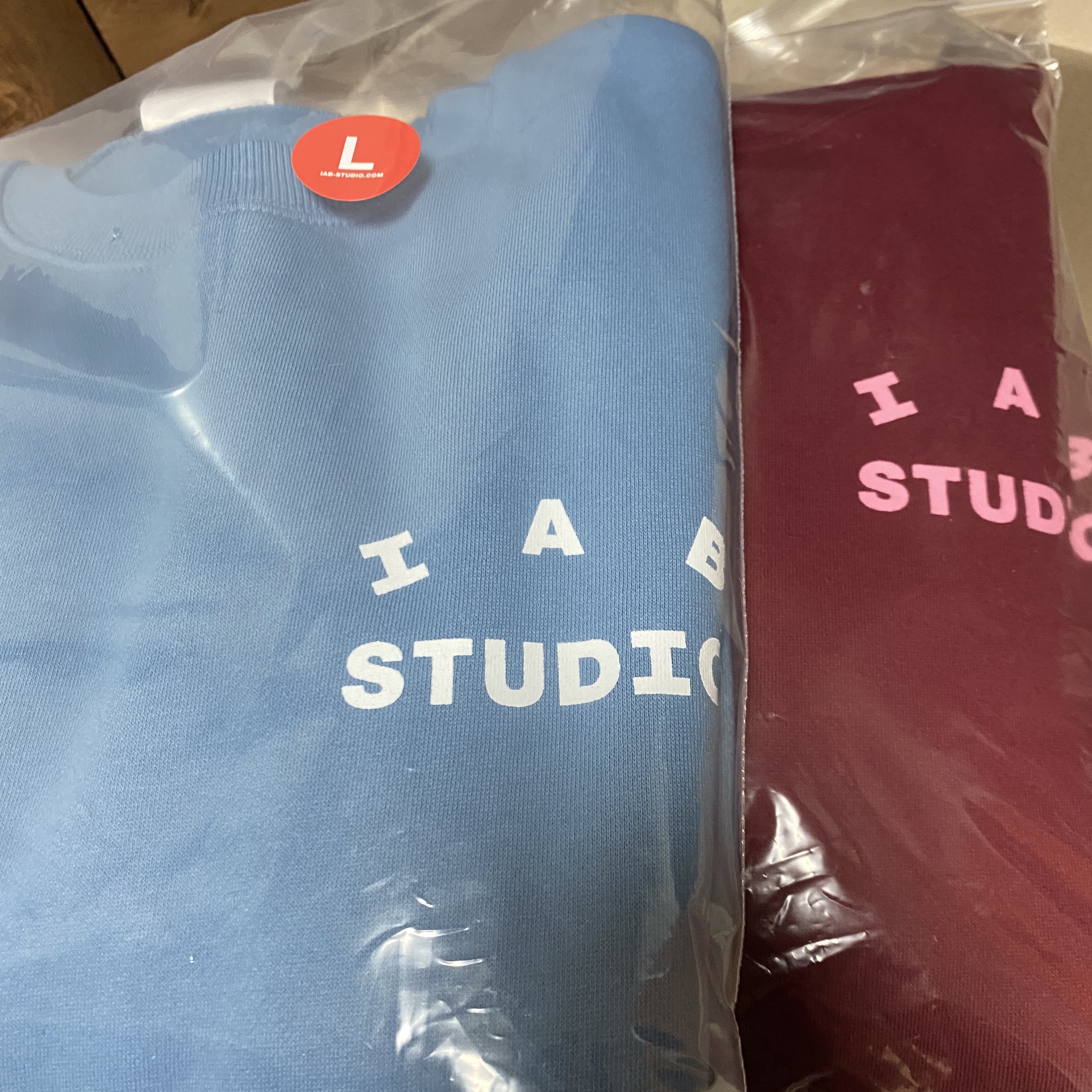 IAB Studio Hoodie Raspberry, IAB Studio Crewneck Sky Blue 착용 스타일