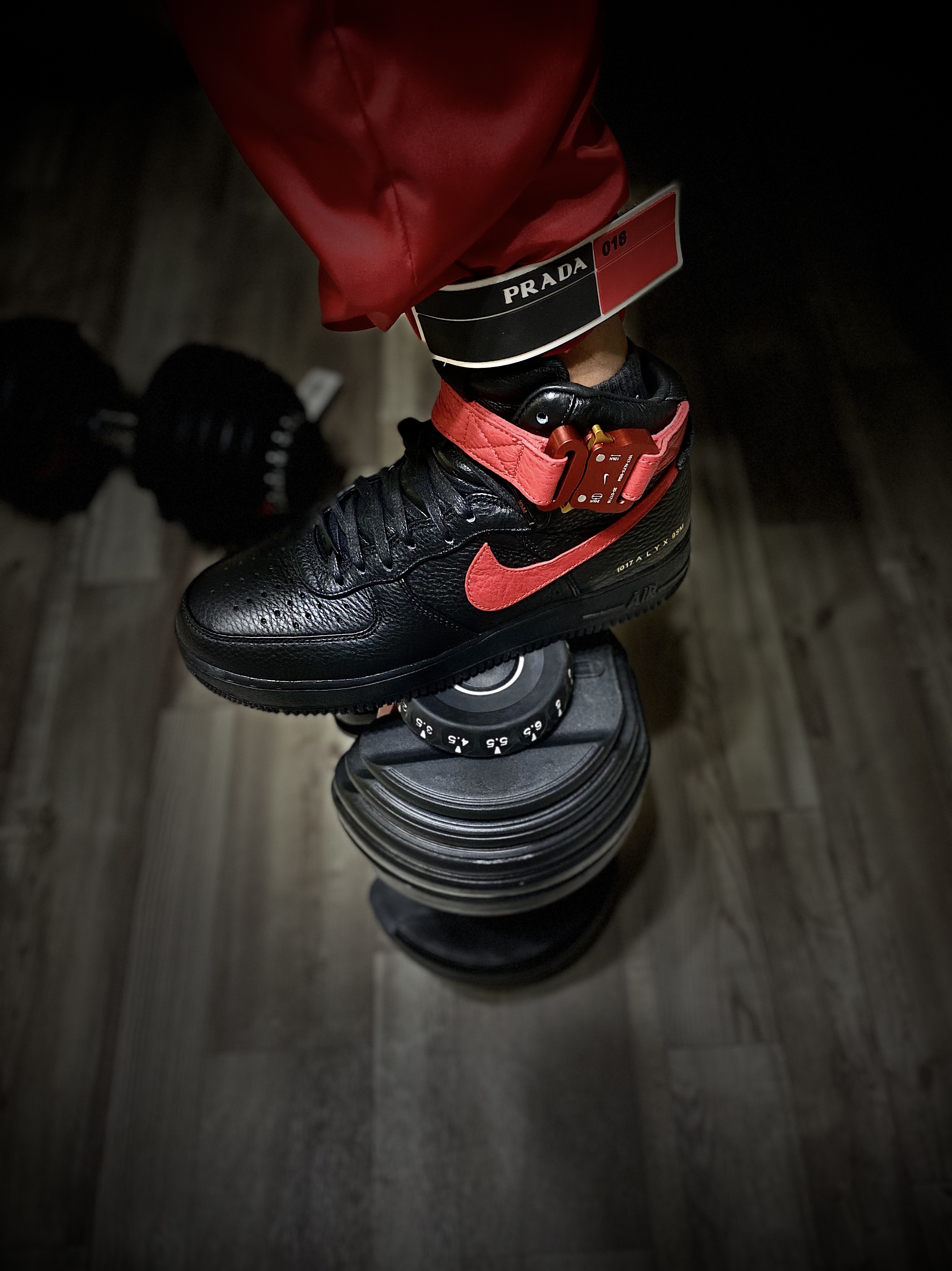Nike x 1017 Alyx 9SM Air Force 1 High Black University Red 착용 스타일 - 2