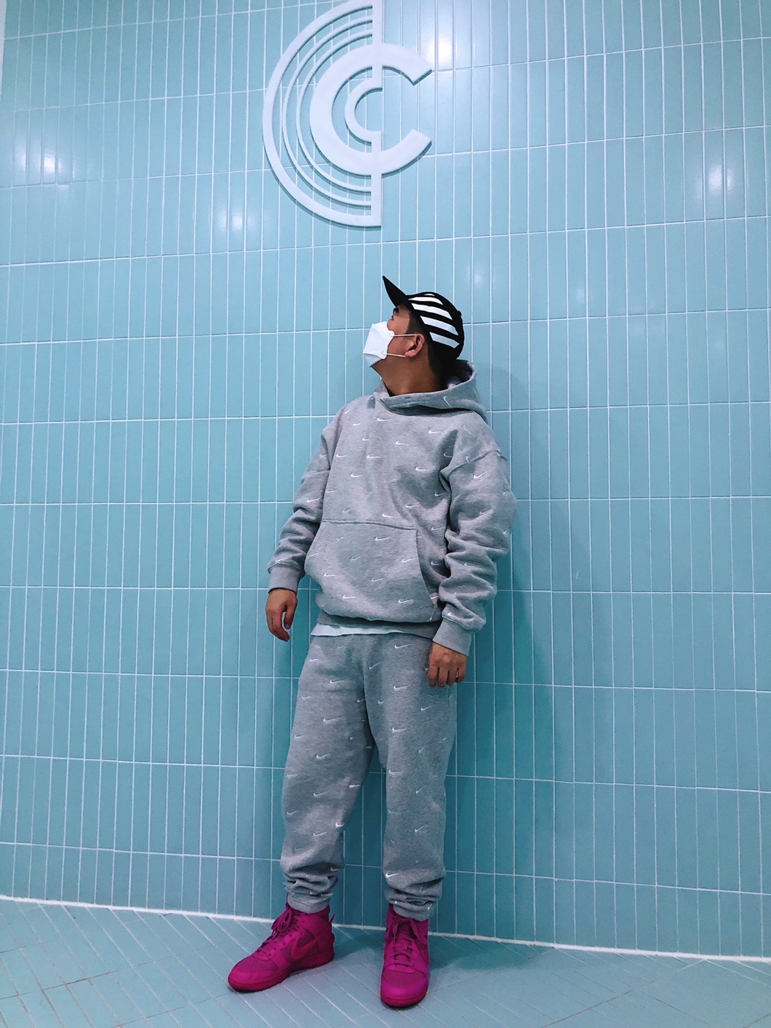 Nike x Ambush Dunk High Cosmic Fuchsia, Nike NRG Swoosh Logo Hoodie Grey Heather 착용 스타일 - 2