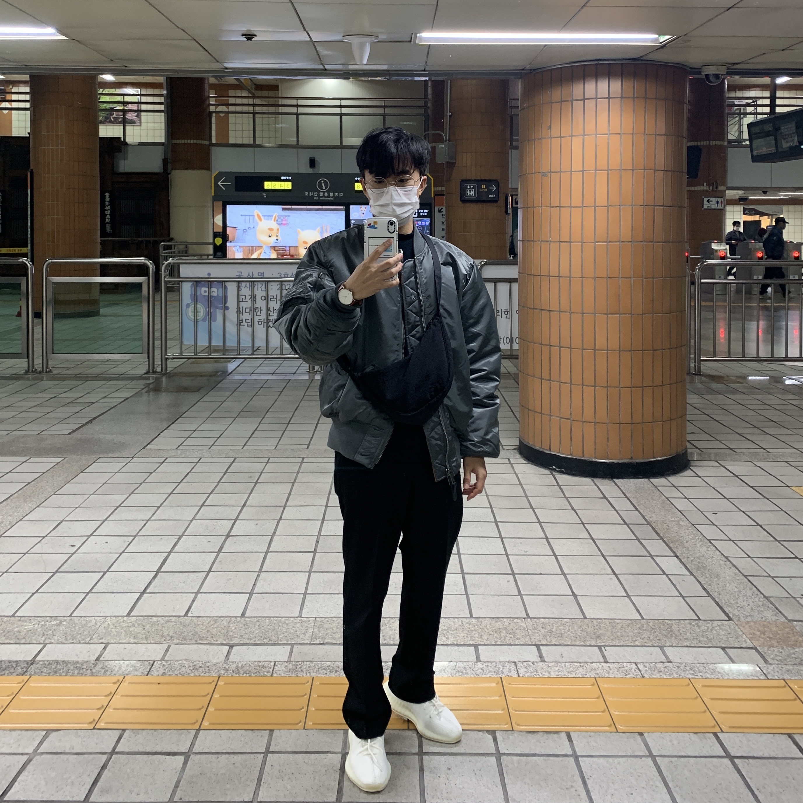 Adidas Yeezy Boost 350 V2 Cream/Triple White 착용 스타일 - 2