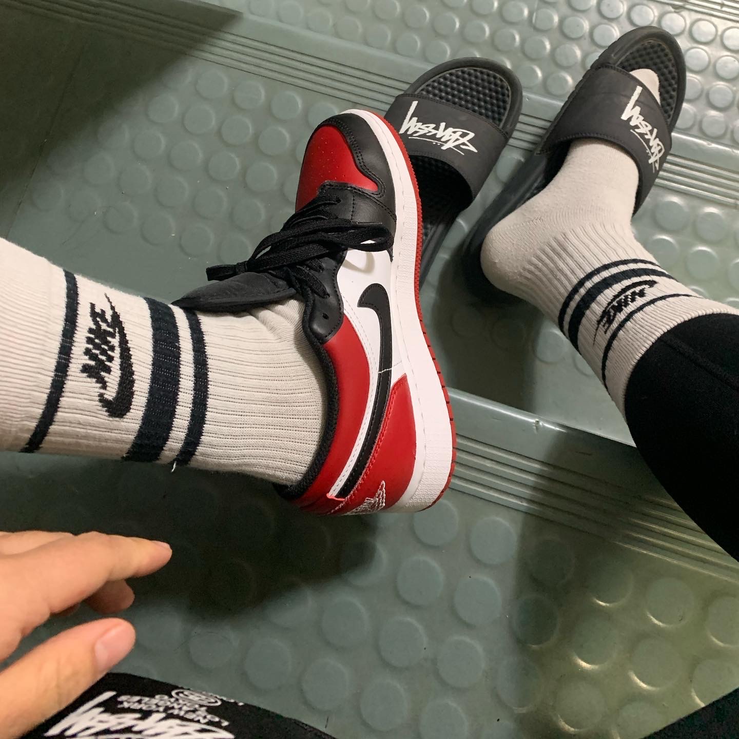 (GS) Jordan 1 Low Bred Toe, Nike x Stussy Benassi Slide Off Noir 착용 스타일 - 2