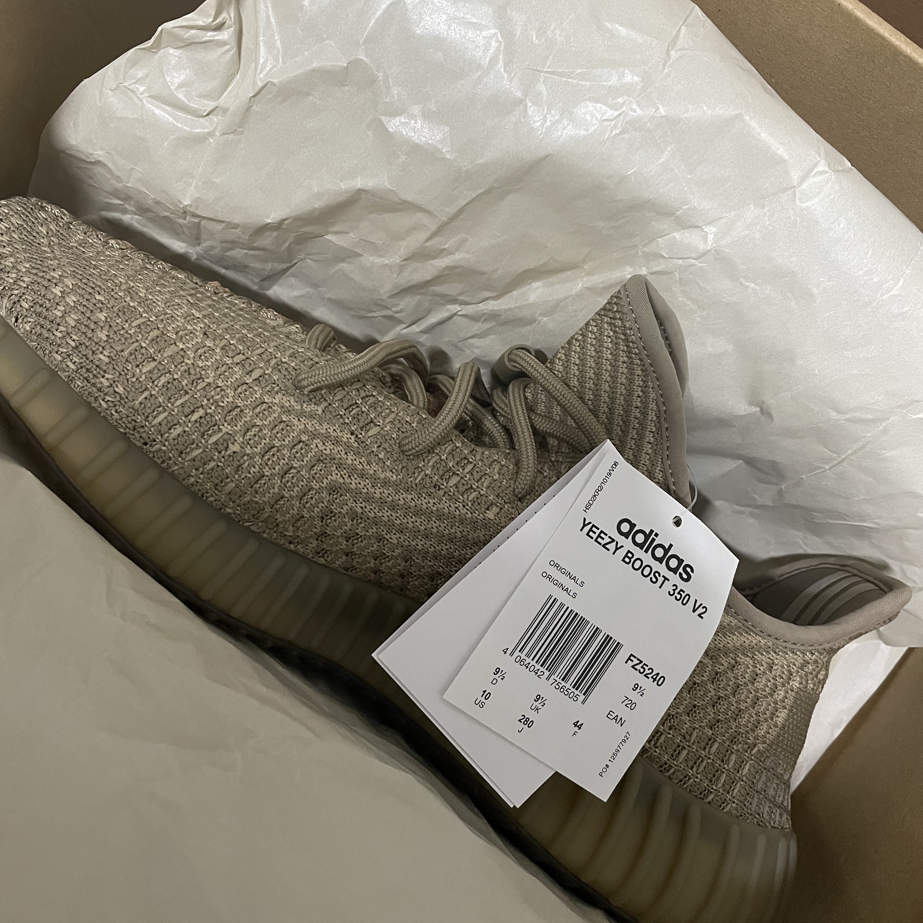 Adidas Yeezy Boost 350 V2 Sand Taupe 착용 스타일 - 2