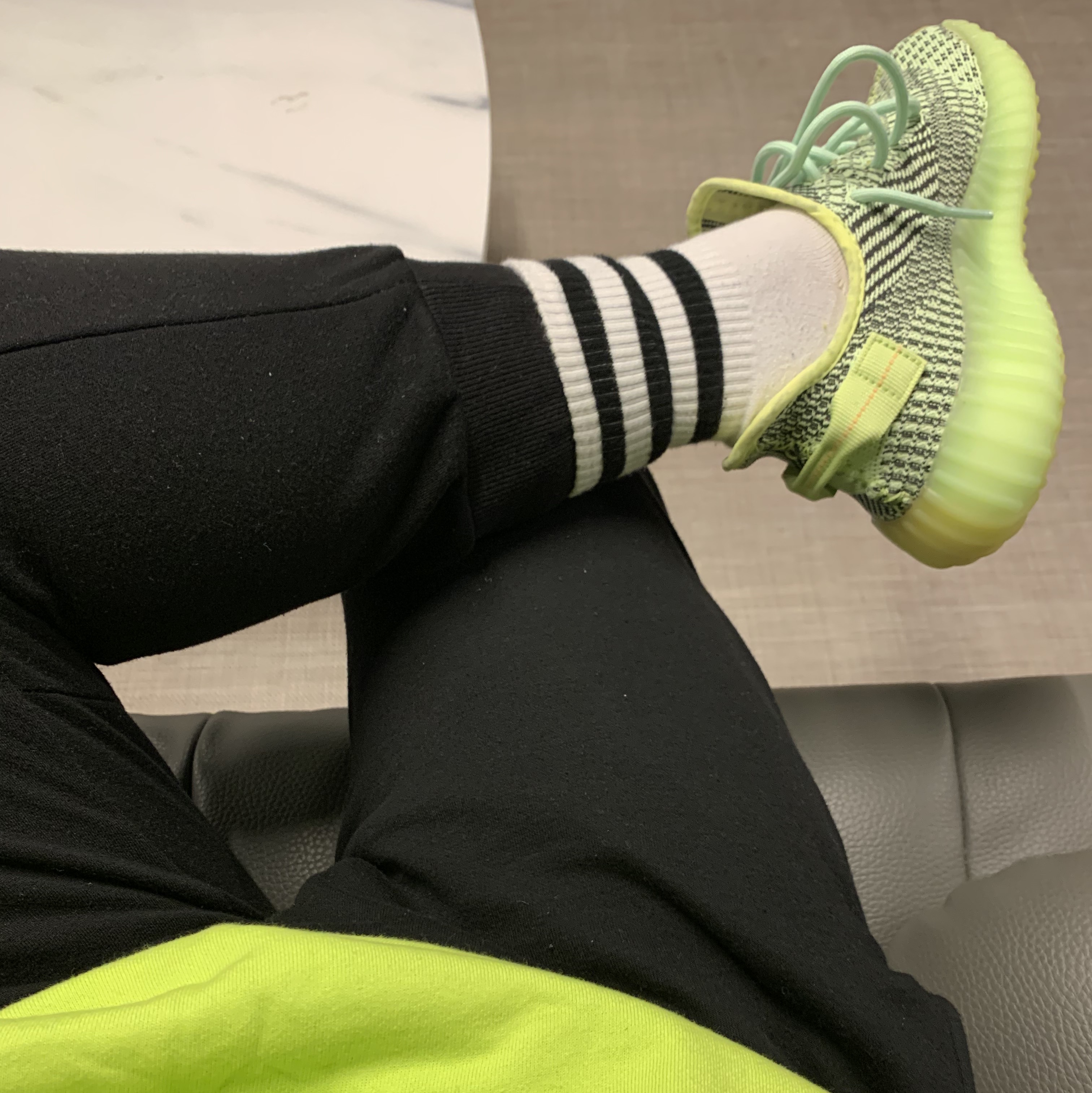 Adidas Yeezy Boost 350 V2 Yeezreel - Non-Reflective 착용 스타일 - 1