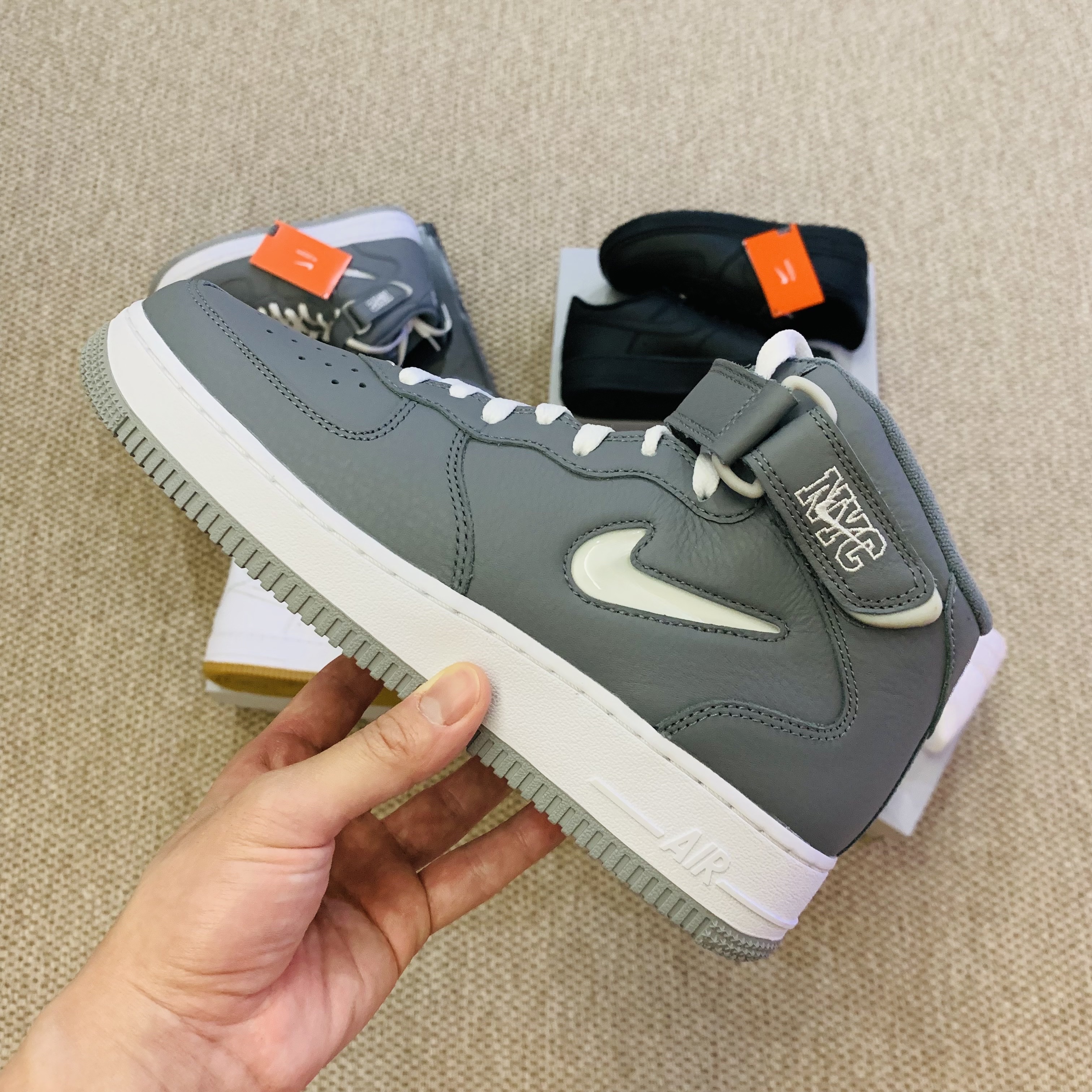 Nike Air Force 1 '07 Low White, Nike Air Force 1 '07 Low Triple Black 착용 스타일 - 3