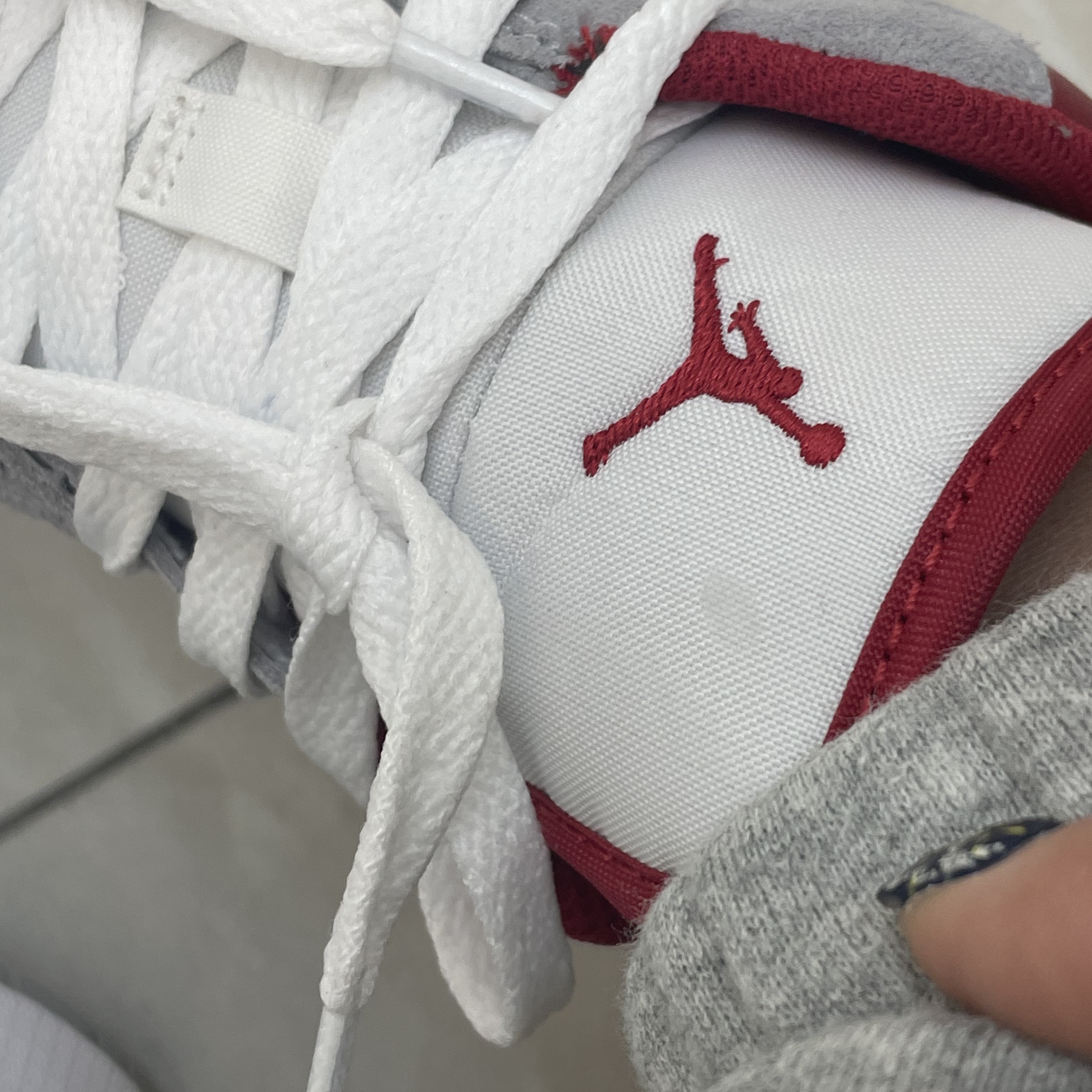 (GS) Jordan 1 Low SE Light Smoke Grey Gym Red 착용 스타일 - 4