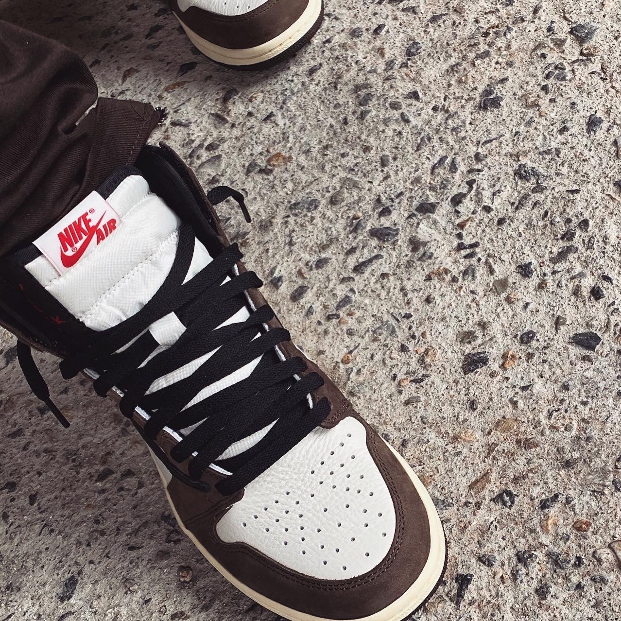 Jordan 1 x Travis Scott Retro High OG SP Mocha 착용 스타일 - 2