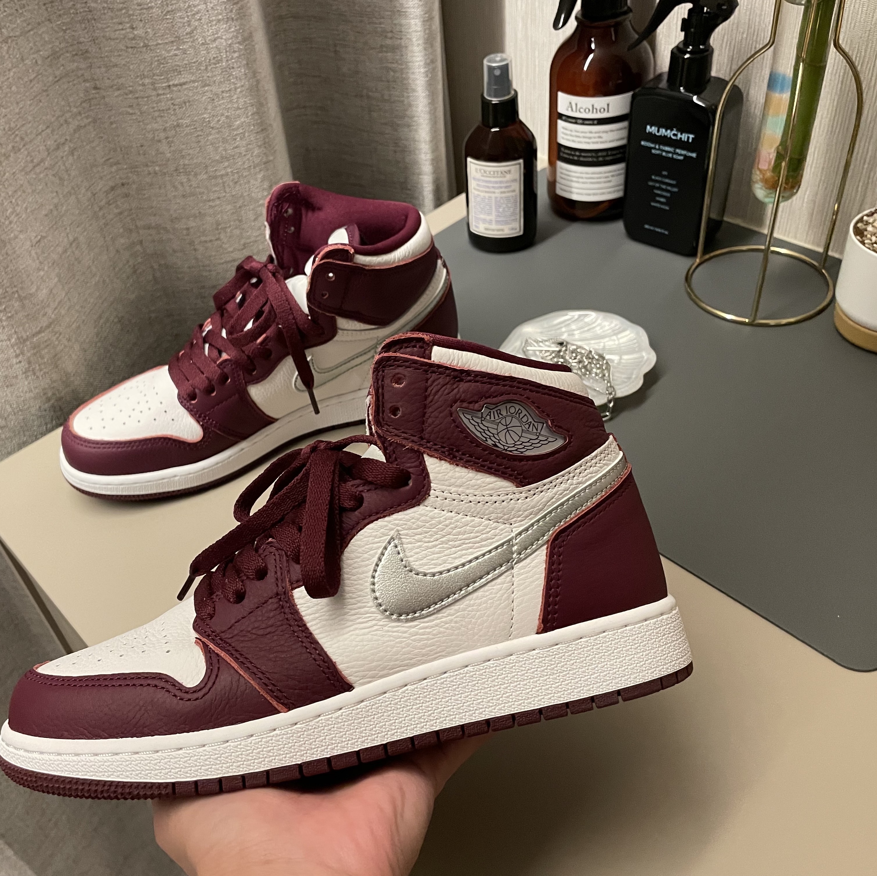 Jordan 1 Retro High OG Bordeaux, (GS) Jordan 1 Retro High OG Bordeaux 착용 스타일 - 2