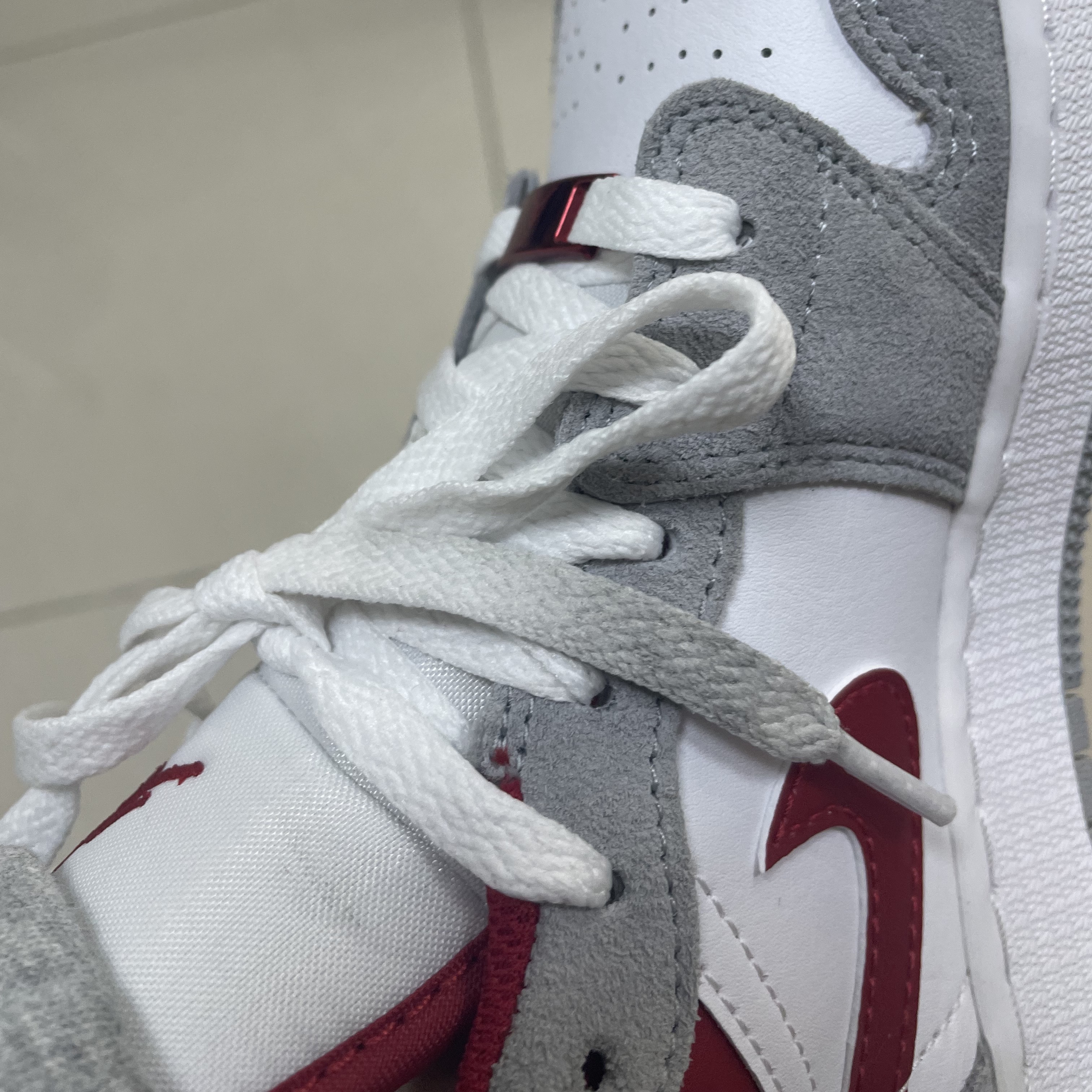 (GS) Jordan 1 Low SE Light Smoke Grey Gym Red 착용 스타일 - 2