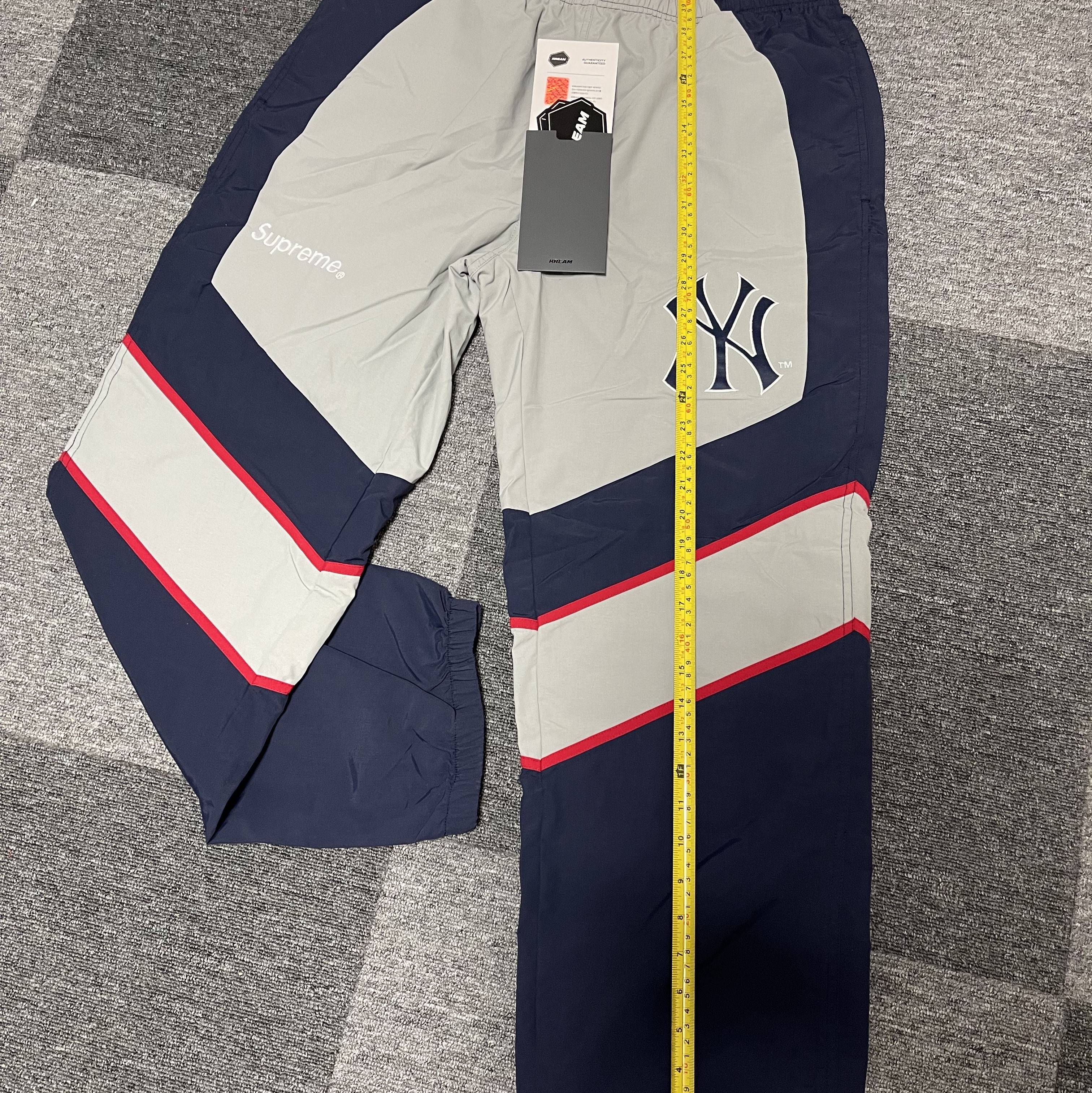Supreme x New York Yankees Track Jacket Navy - 21FW, Supreme x New York Yankees Track Pants Navy - 21FW 착용 스타일 - 3