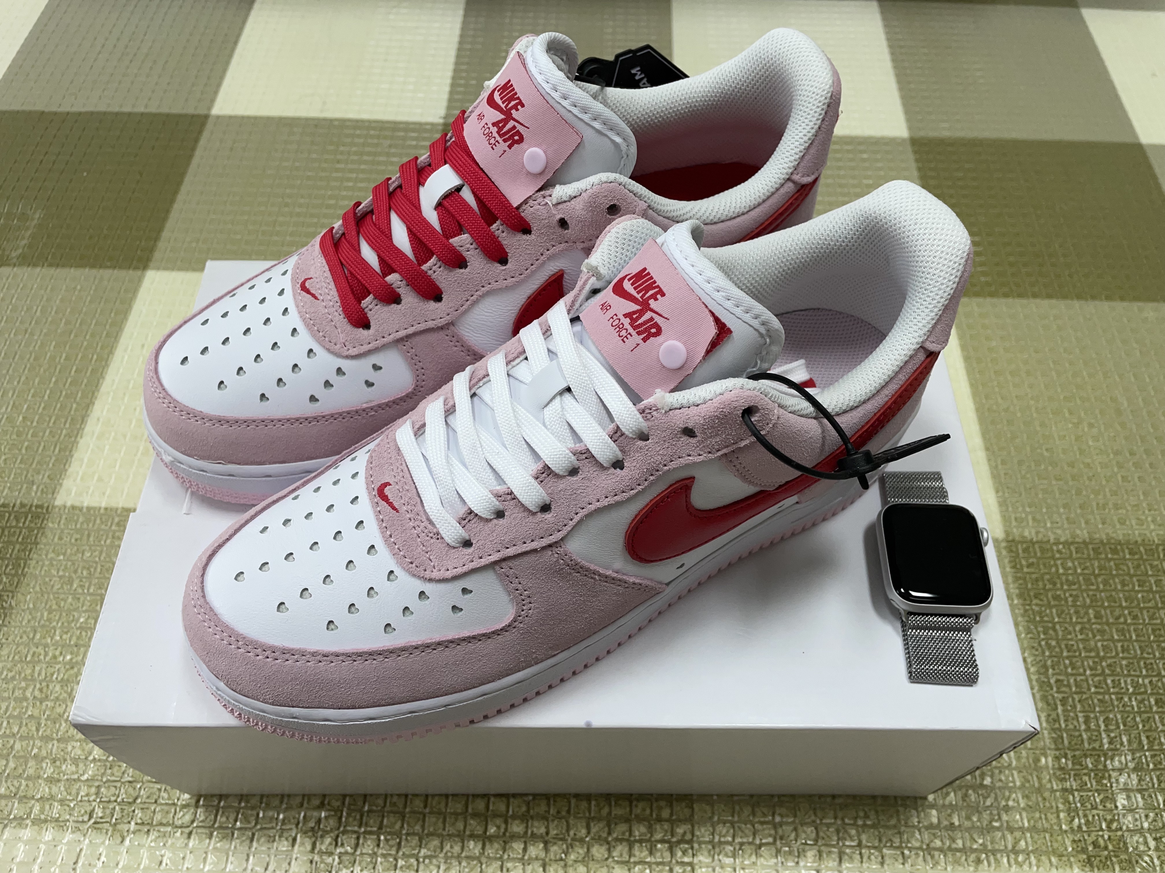 Nike Air Force 1 '07 QS Valentine's Day 착용 스타일