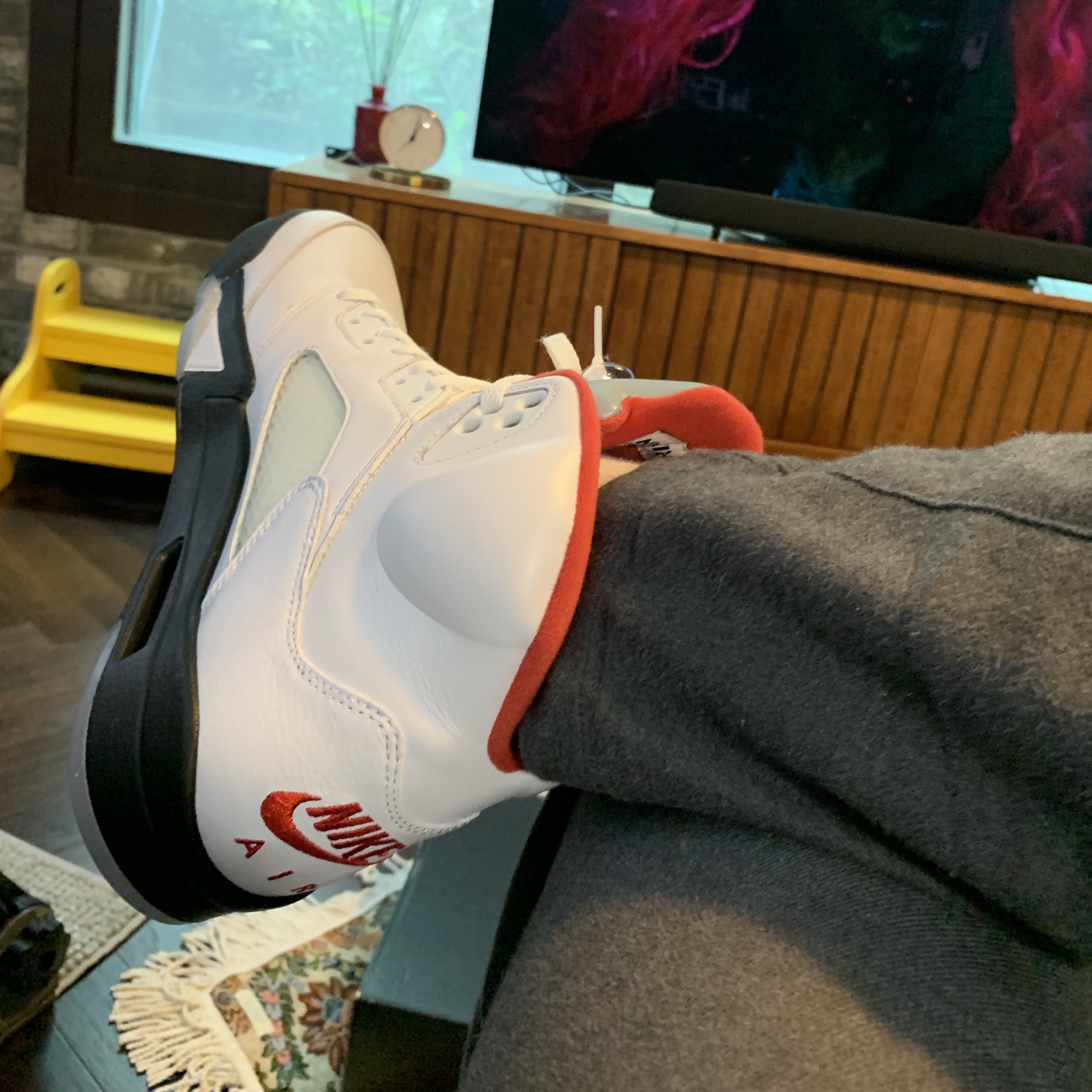 Jordan 5 Retro Fire Red Silver Tongue 2020 착용 스타일 - 3