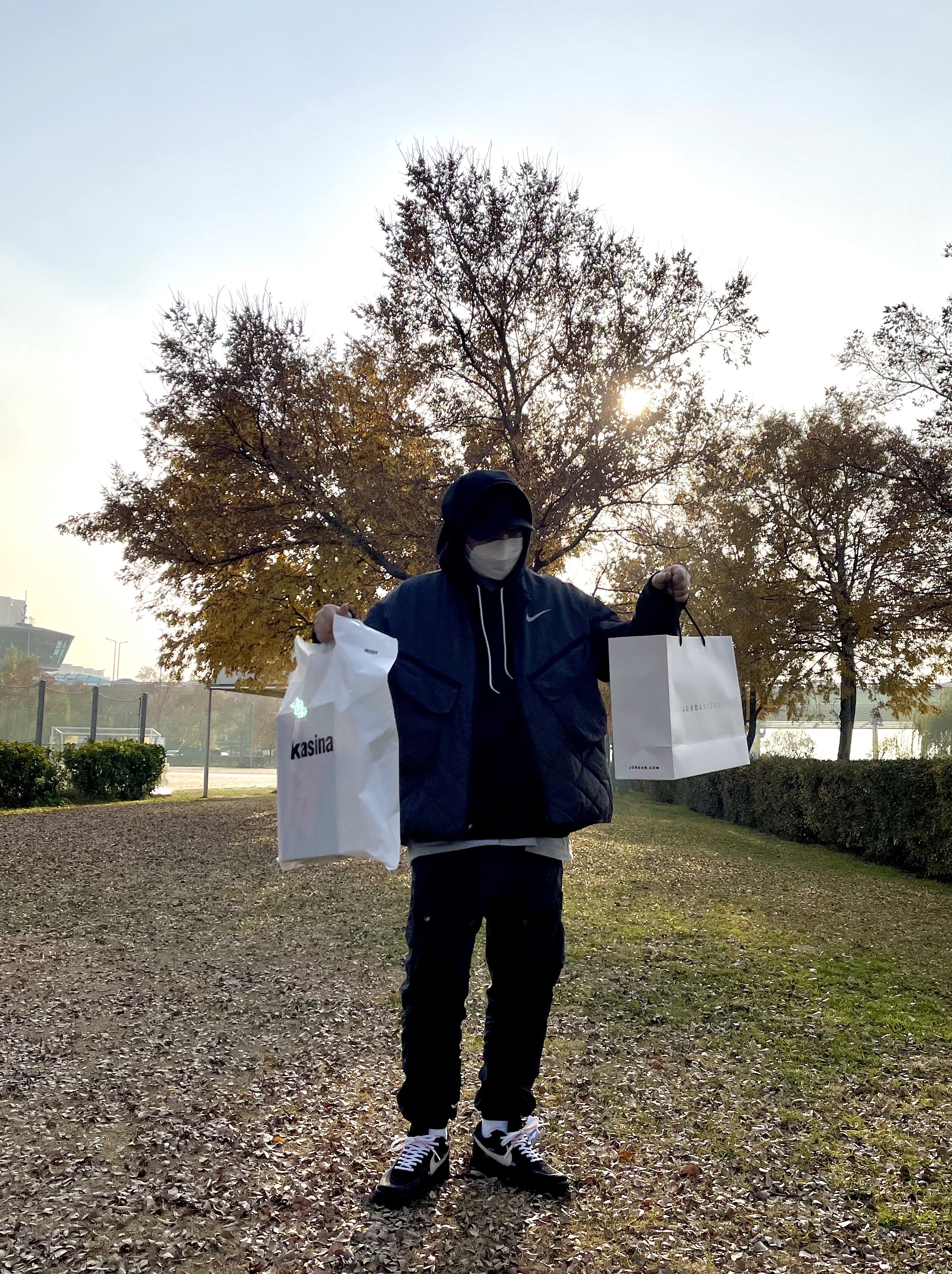 Jordan 1 Retro High OG Bordeaux, Nike x Off-White Air Force 1 Low Black White 착용 스타일