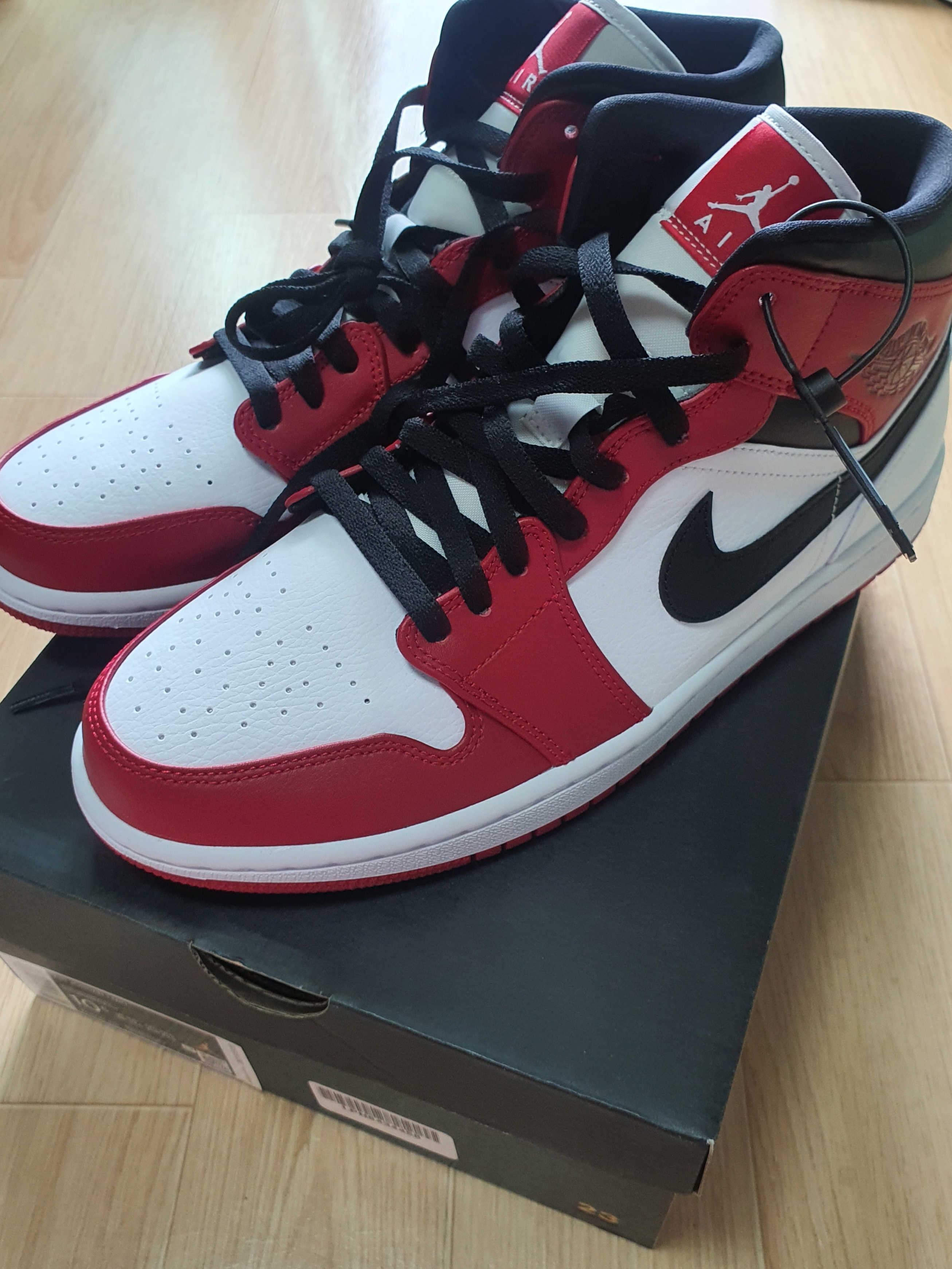 Jordan 1 Mid Chicago 2020 착용 스타일 - 3