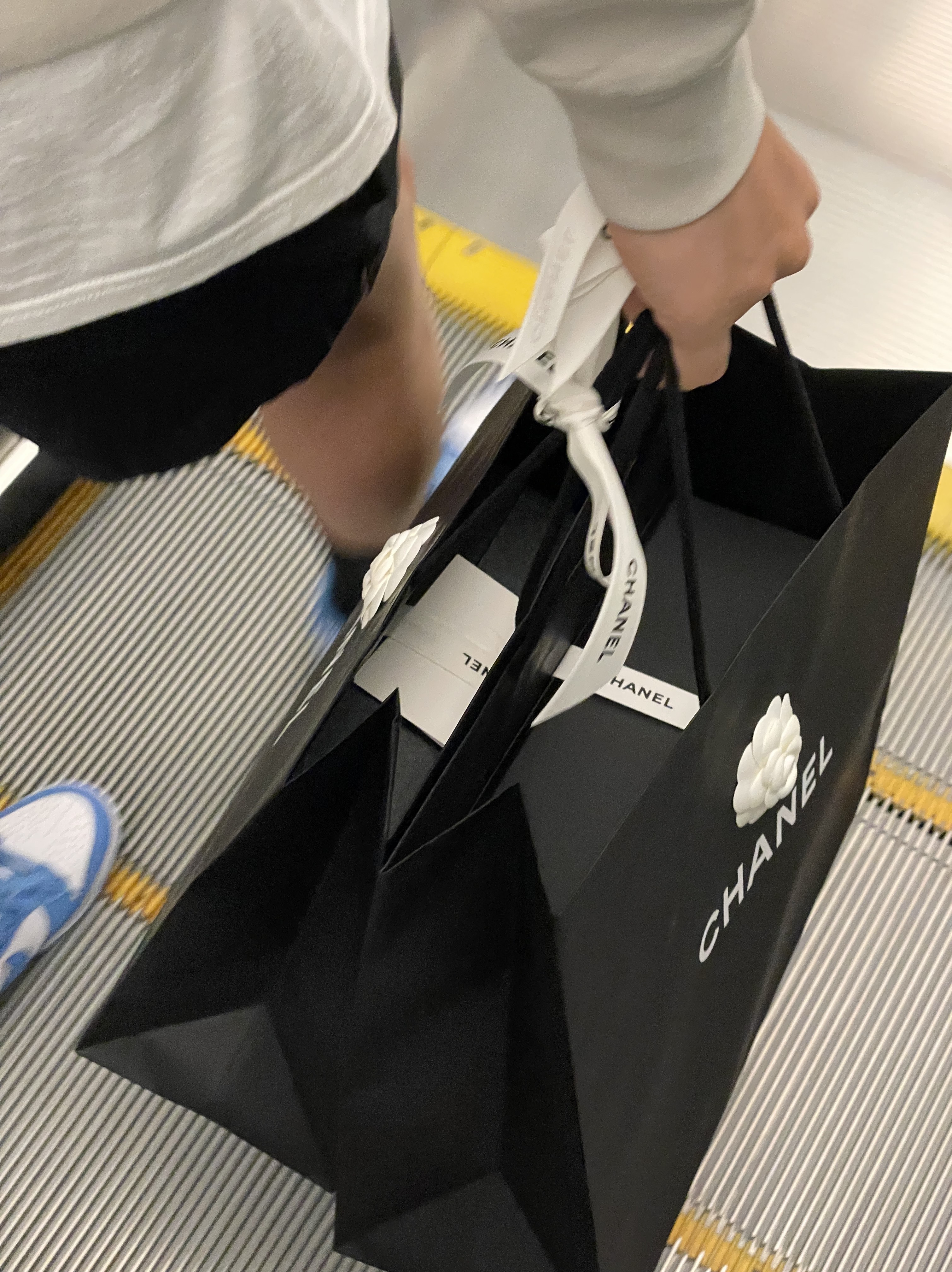 Chanel Medium 19 Handbag Lambskin & Gold Black, Nike Dunk Low Retro University Blue 착용 스타일 - 2